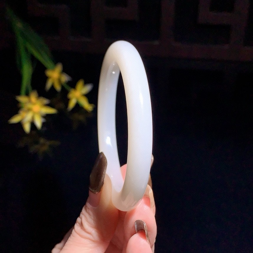 和田玉56.5圈口羊脂白手镯！圈口56.5宽8.5玉质细腻油润 底色纯净 无裂无杂 脂粉好，品质好！