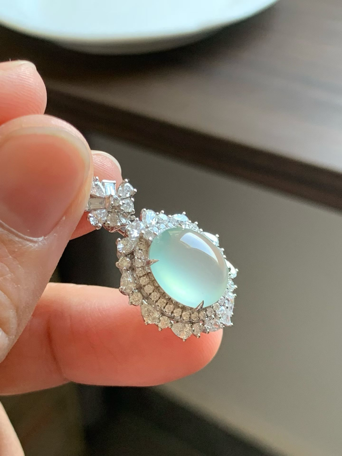 冰阳底蛋面吊坠
裸石11.8*10*5.5 整体尺寸27.6*17.5*10.2
18k金钻石镶嵌