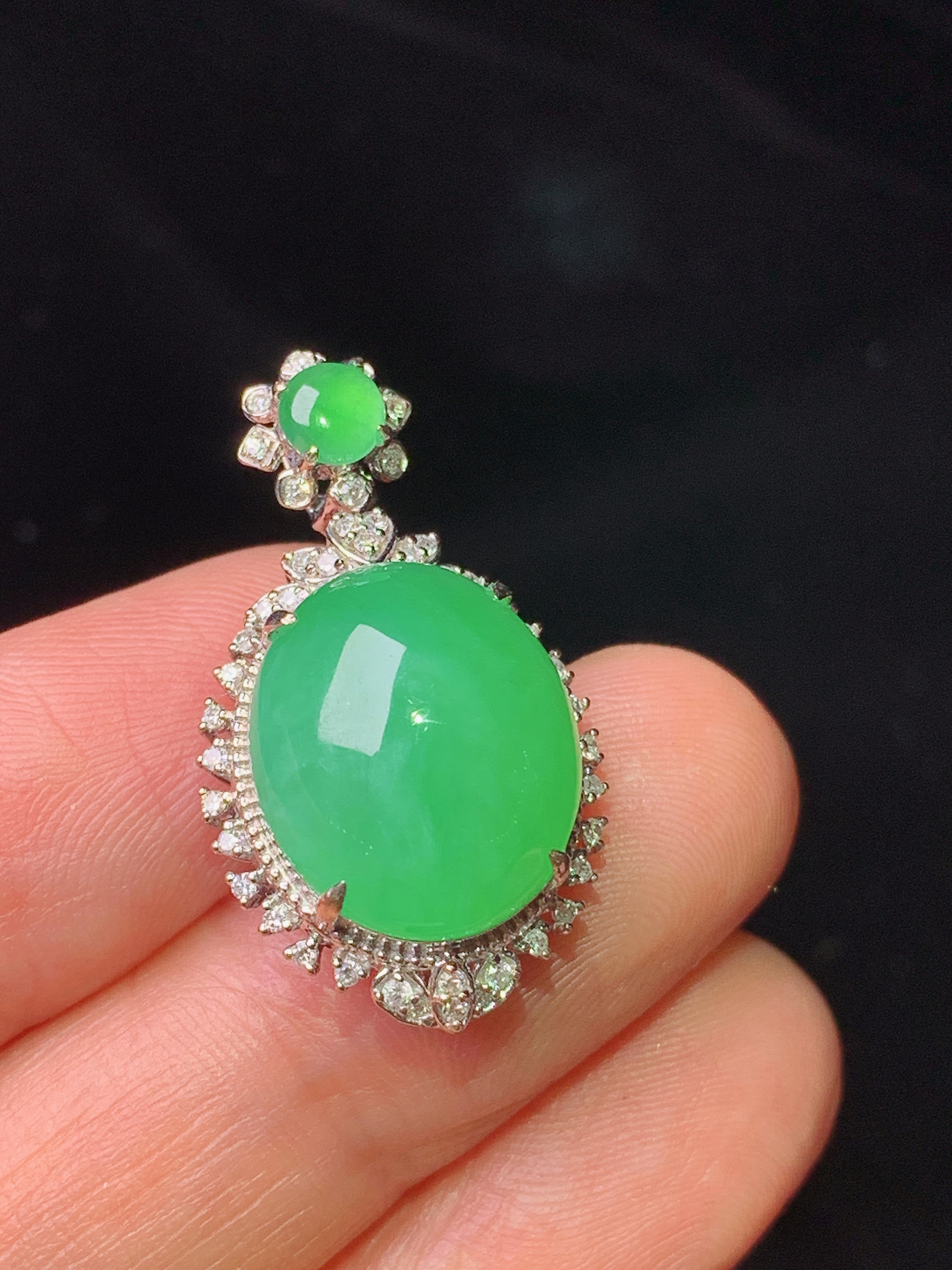 18k金钻镶嵌翠绿蛋面吊坠 玉质细腻 色泽艳丽清新 水润亮眼 整体尺寸28*15.8*11.3