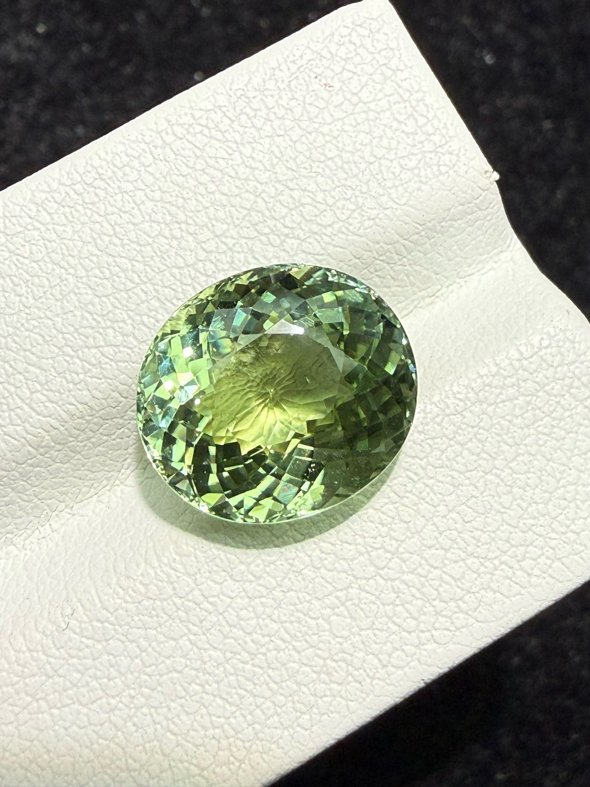 7.545ct天然绿碧玺裸石，尺寸12.9*11.4*7.6 毫米，晶体通透，颜色美艳