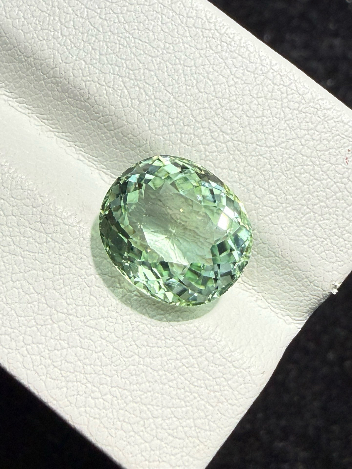 4.965ct天然绿碧玺裸石，尺寸11*9.5*6.7 毫米，晶体通透，颜色美艳