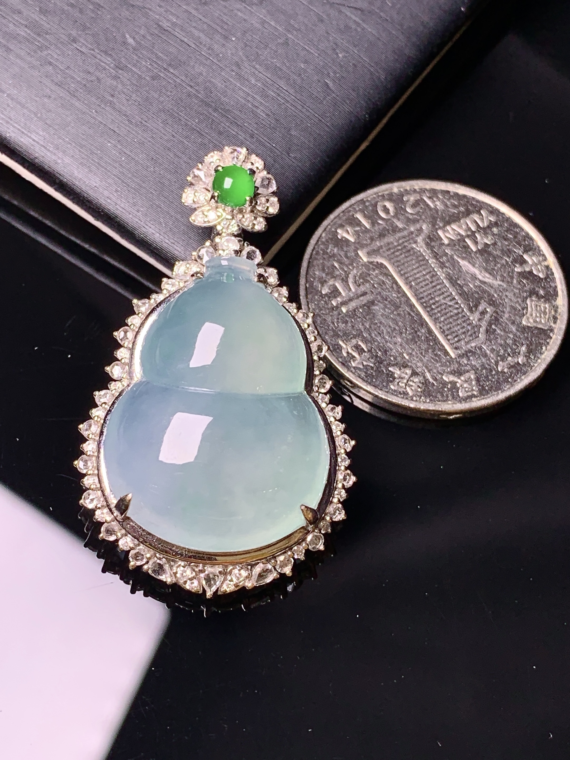 18k金钻镶嵌冰种葫芦吊坠 玉质细腻 色泽艳丽清新 水润亮眼 整体尺寸38*23.3*11.3