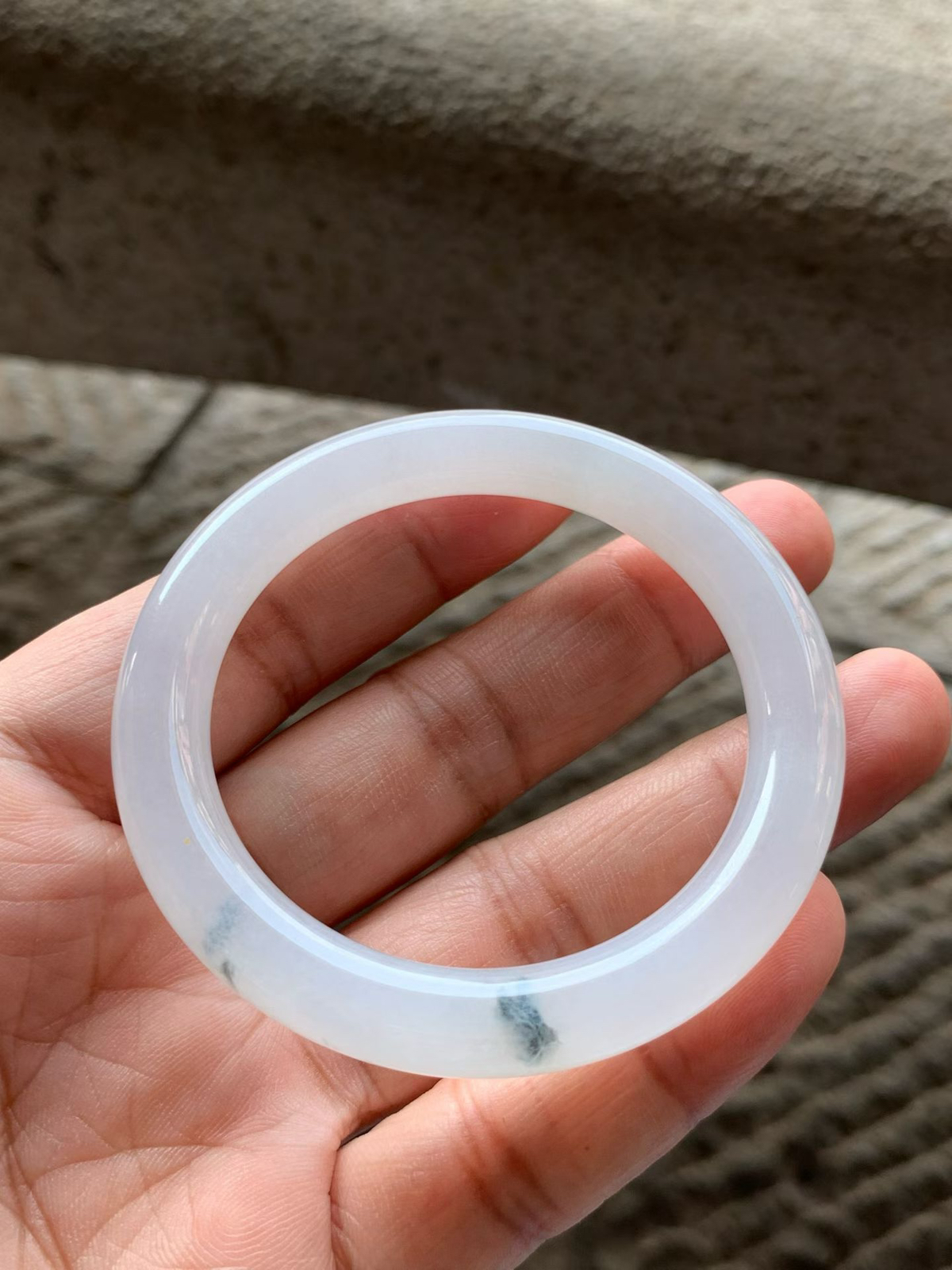 飘花圆条手镯
尺寸50*9*8.8 底子洁白通透，质地细腻，胶润水足，几抹花色灵动，整体清新素雅，