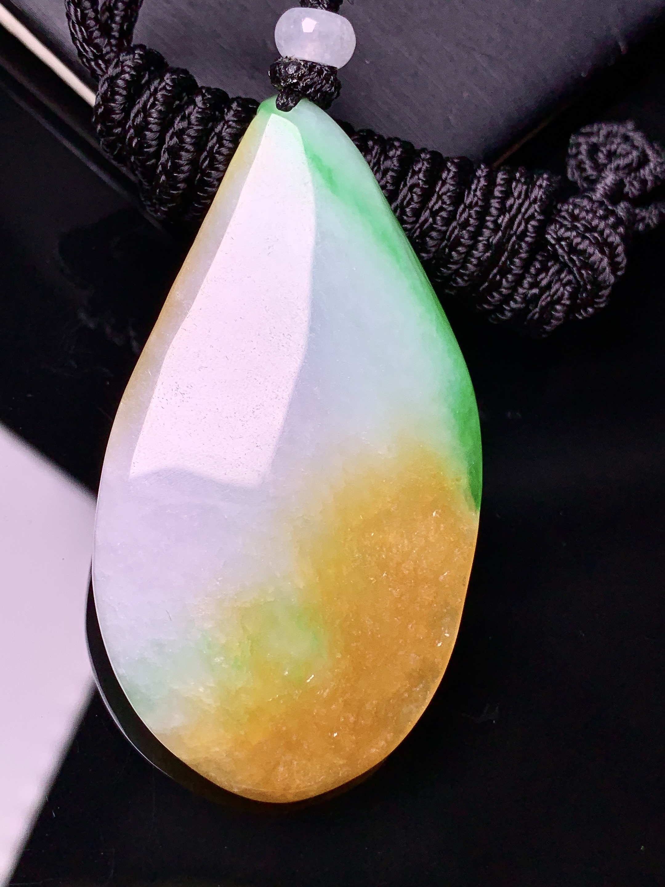 飘黄绿翡悟道吊坠 玉质细腻 色泽艳丽清新 水润亮眼 整体尺寸57.8*30.5*9.3