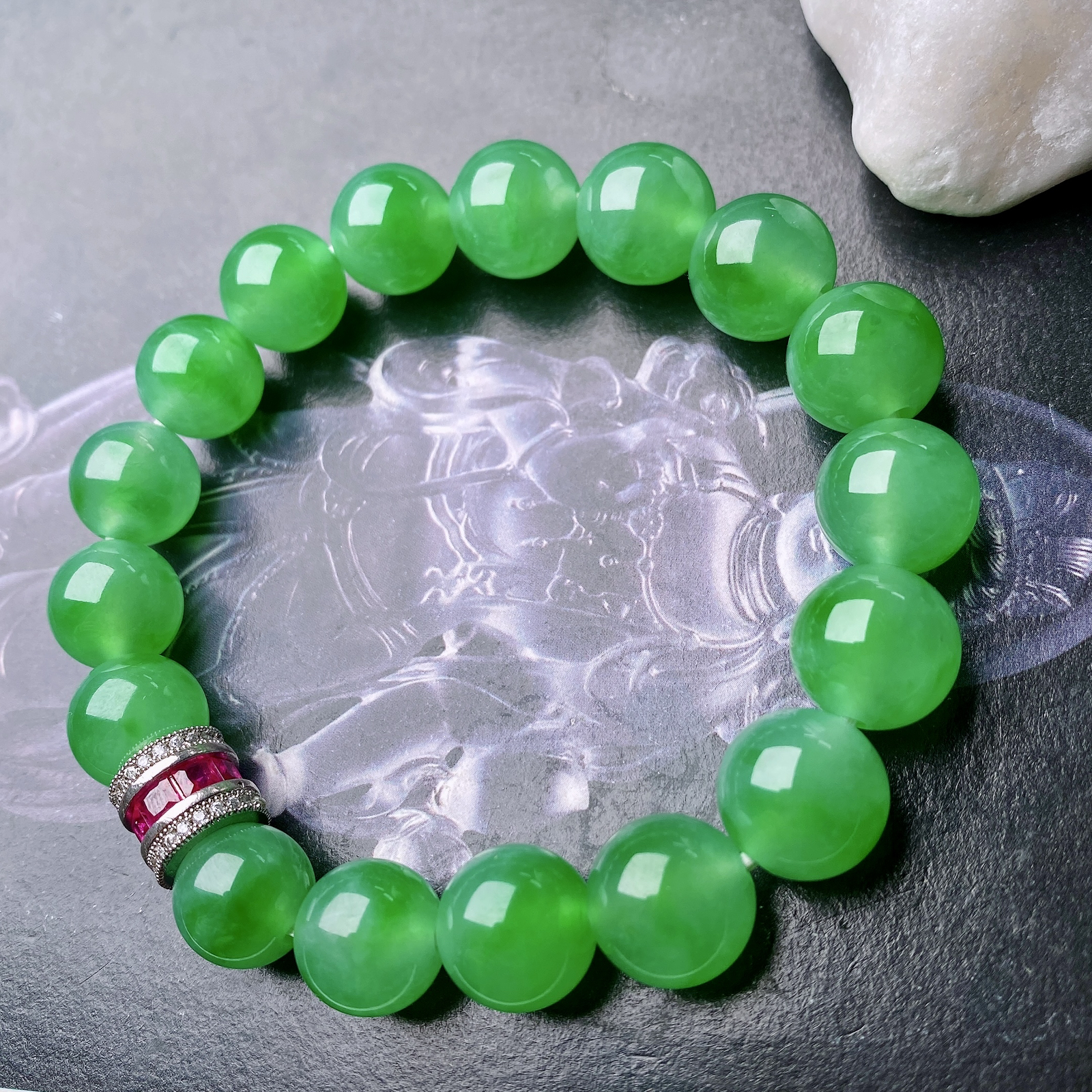 【冰种满绿圆珠手串】冰感十足，通透闪亮，颜色很艳丽，收藏品质，推荐入手。直径11.2-12之间