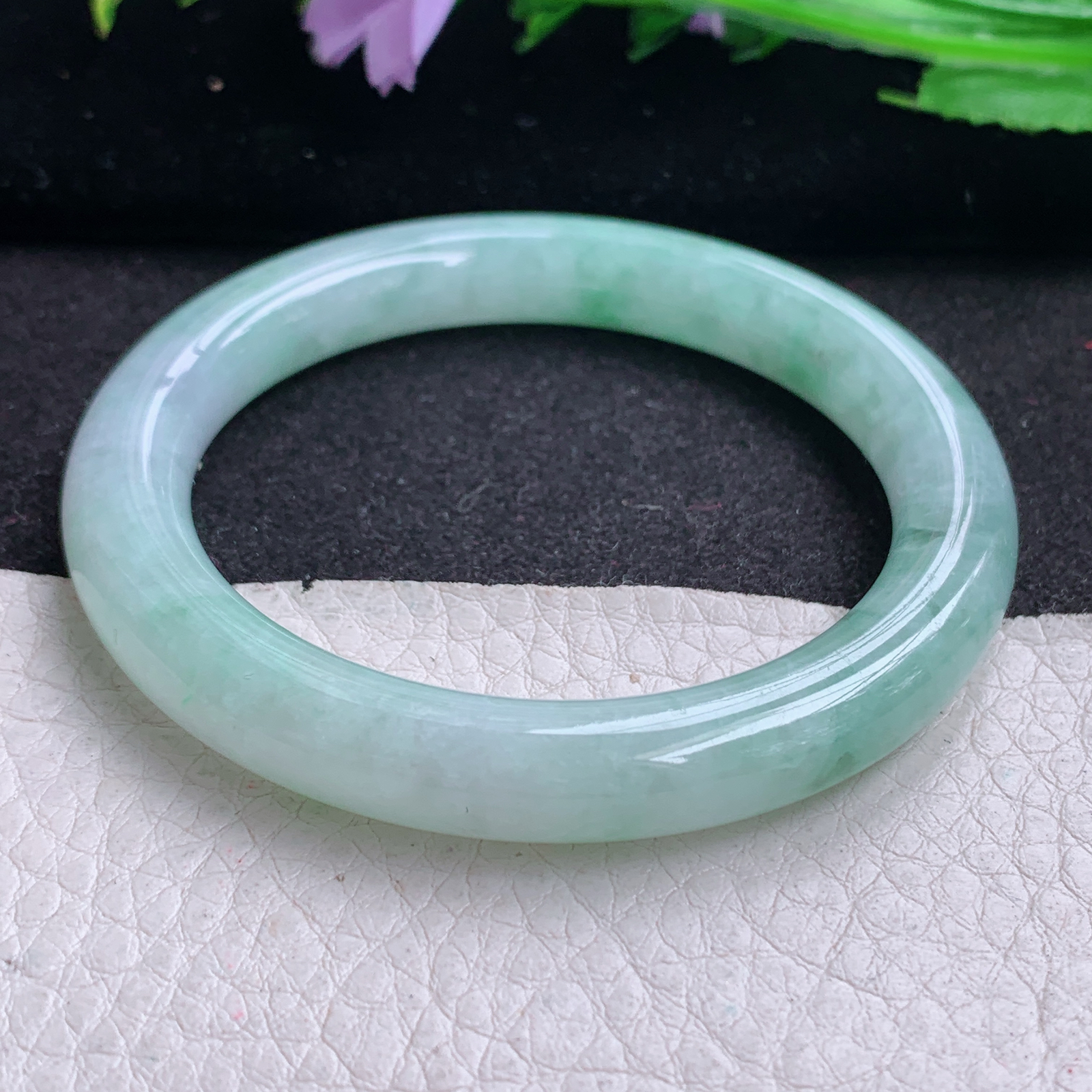 n小圈口52*8.8美人镯 天然缅甸翡翠A货胶感飘花秀气清新圆条玉手环