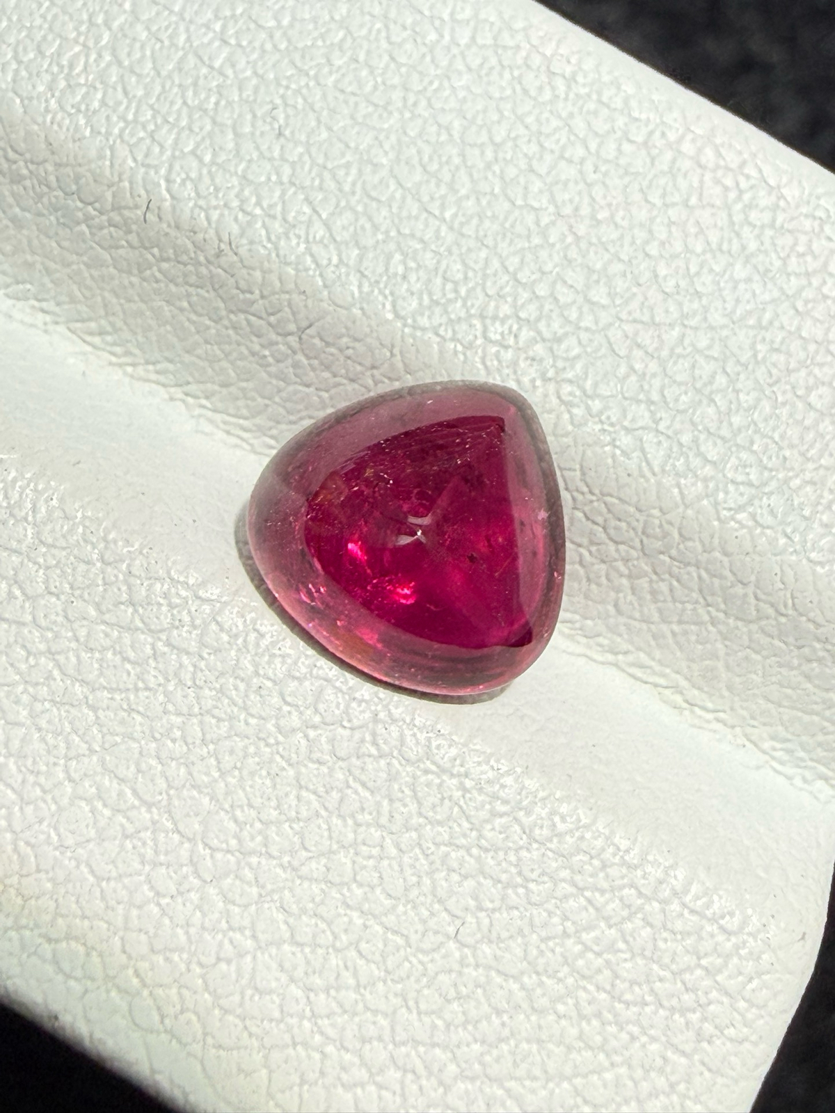 2.435ct天然卢比来碧玺裸石，尺寸8.6*8.8*5.2 毫米，晶体微棉，颜色美艳