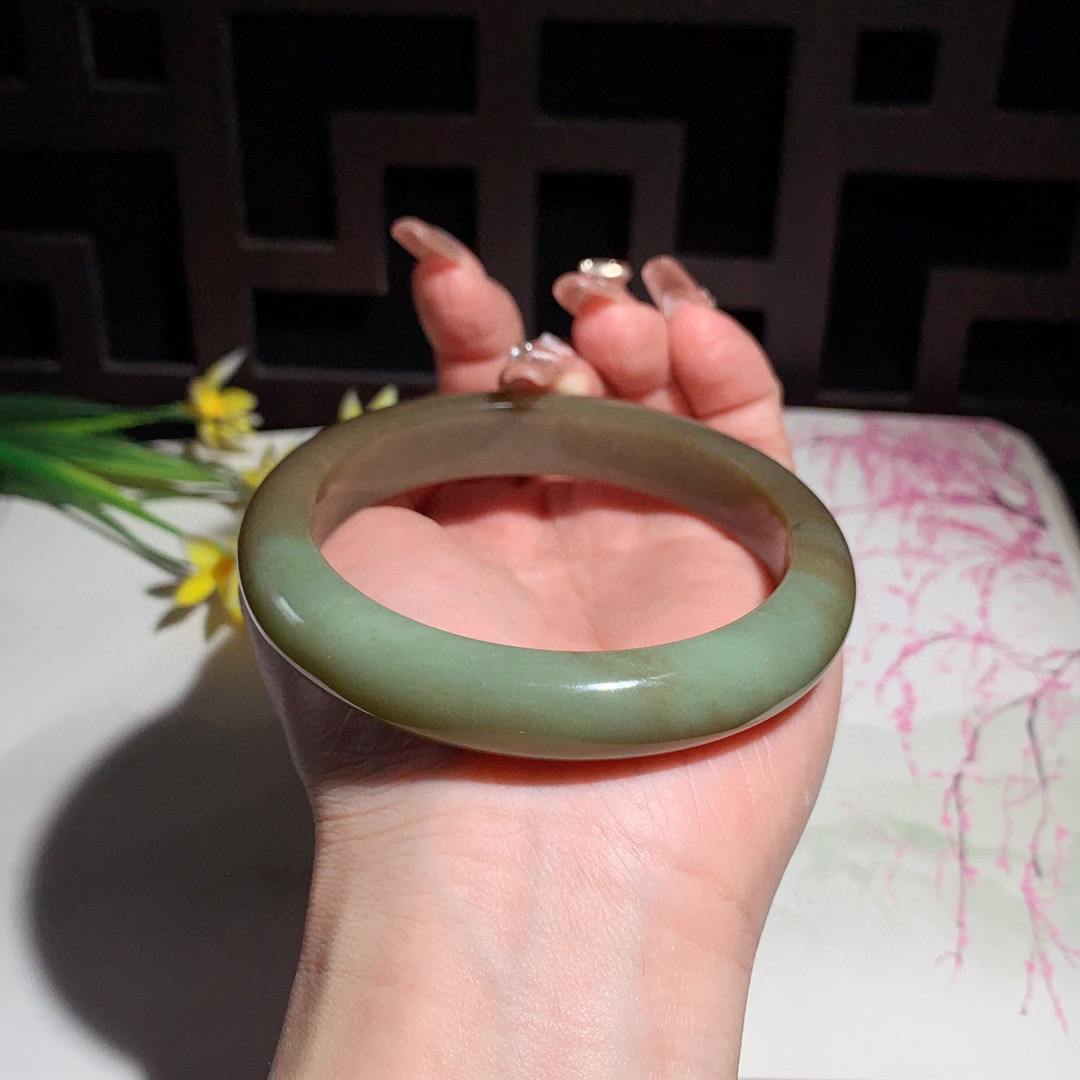 和田玉62圈口且末糖手镯！玉质细腻油润 底色纯净 无裂无黑 脂粉好，品质高。