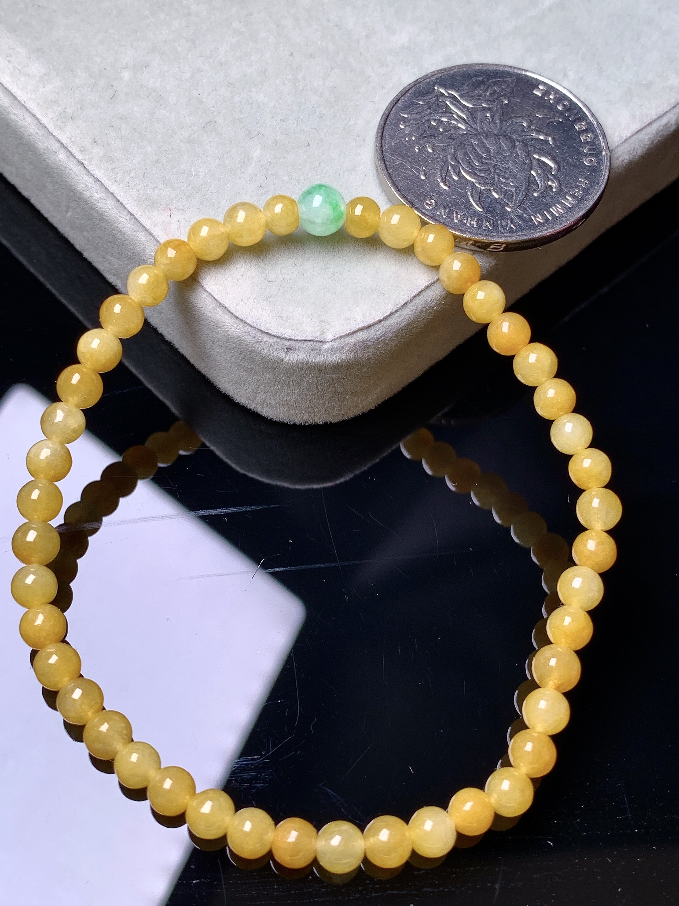 黄翡圆珠手链 玉质细腻 色泽艳丽清新 水润亮眼 整体尺寸4.3