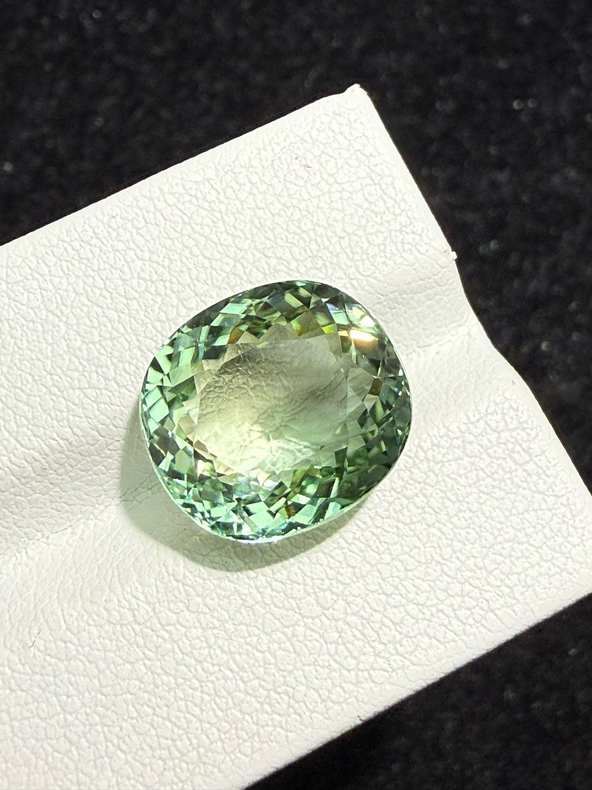 10.775ct天然绿碧玺裸石，尺寸13.4*12.2*8.5 毫米，晶体通透，颜色美艳