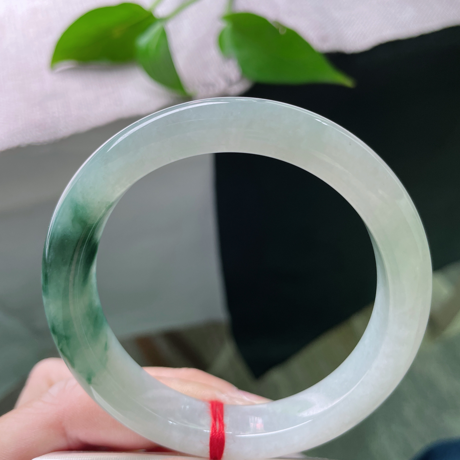 58.2/12/8.9飘花正圈，水润细腻，一抹蓝花，飘逸灵动，山水之间，一点棉线