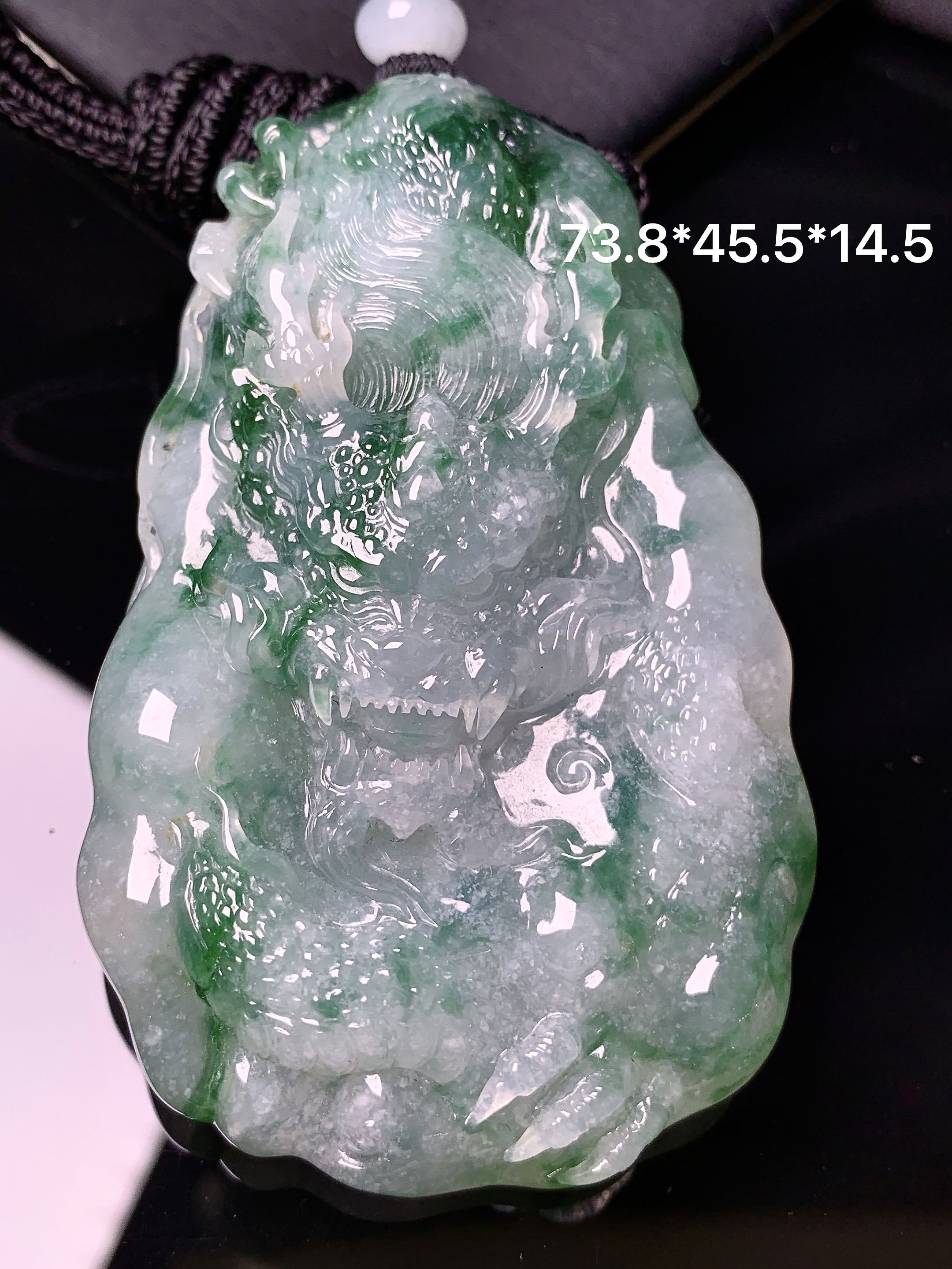 飘绿龙牌吊坠 玉质细腻 色泽艳丽清新 水润亮眼 整体尺寸73.8*45.5*14.5