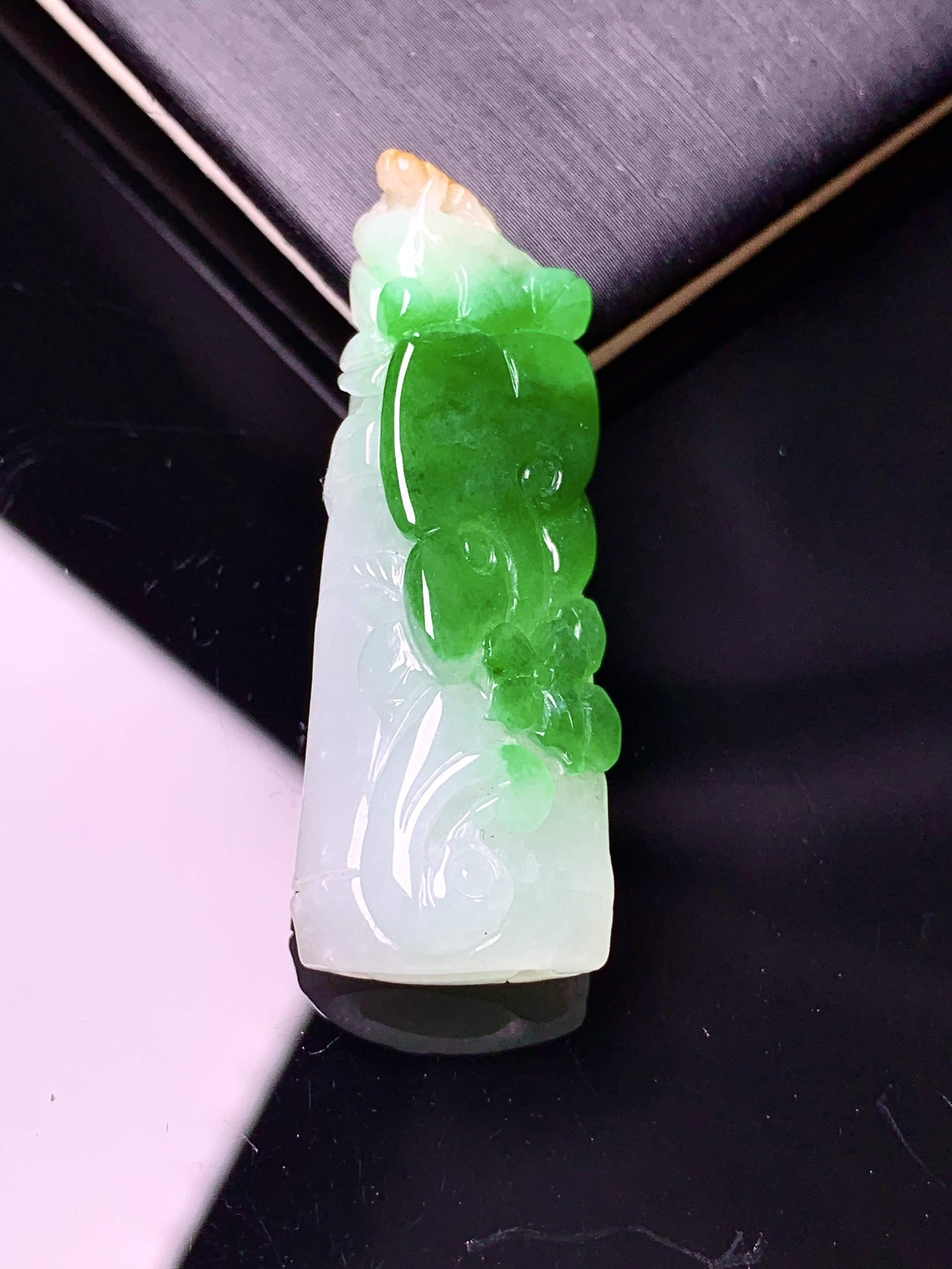 飘绿竹节吊坠 玉质细腻 色泽艳丽清新 水润亮眼 整体尺寸37.5*14*10