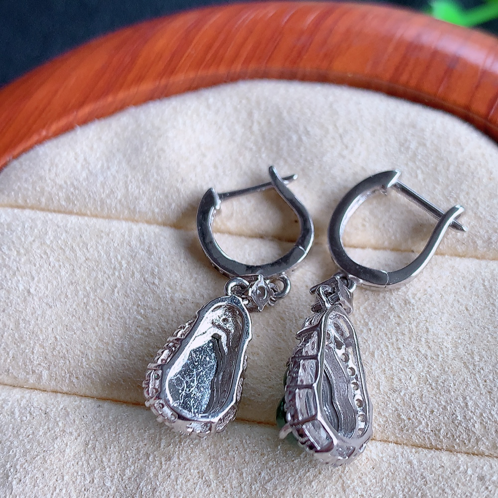 冰透满绿翡翠925银镶葫芦耳坠，自然光实拍，翠色灵动，颜色漂亮，种老水足，品相佳，佩戴佳品！W481.7 取一整体尺寸：30-8.8-5.5mm  裸石尺寸：8.2-6mm