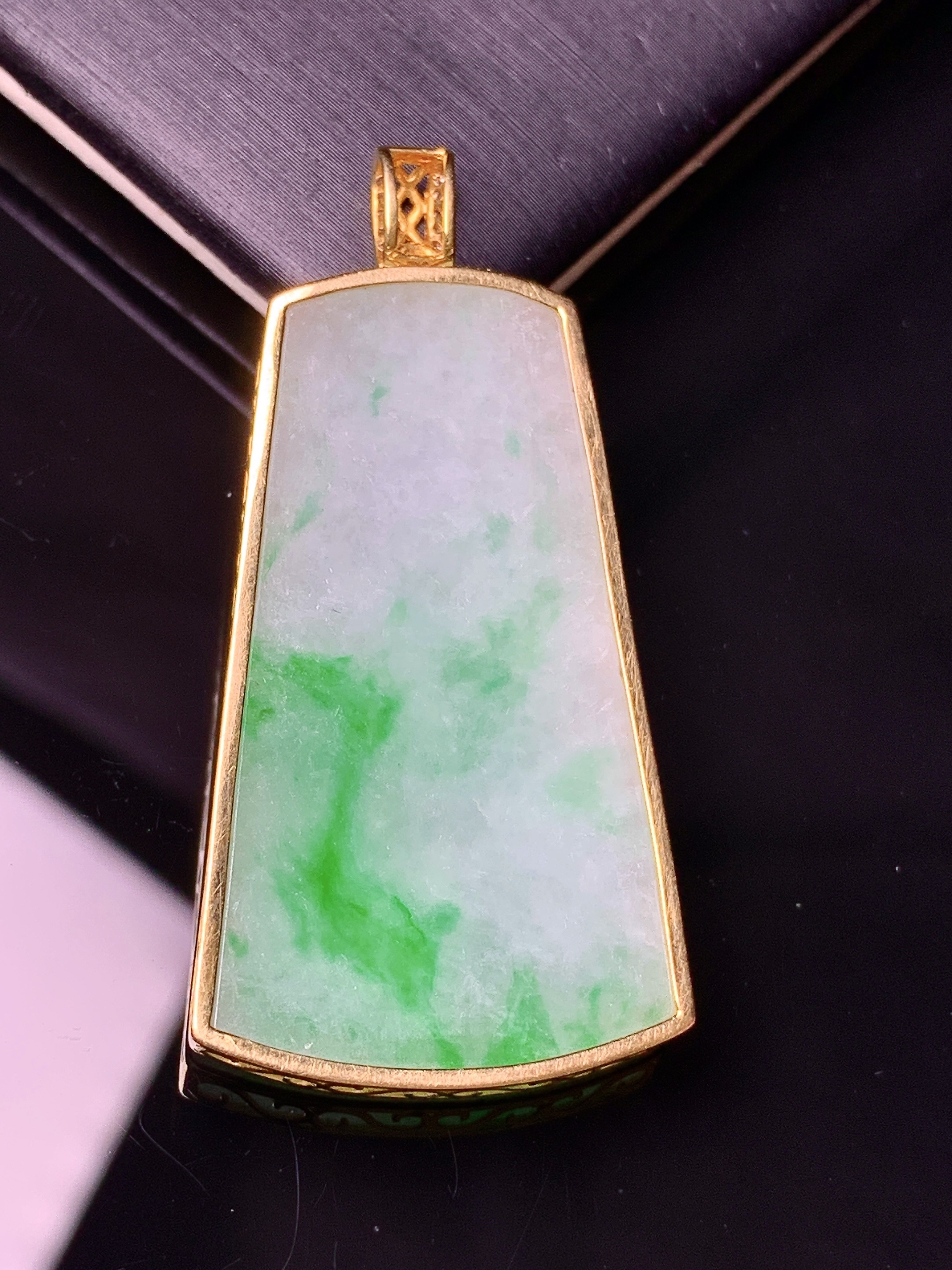 18k金钻镶嵌飘绿无事牌吊坠 玉质细腻 色泽艳丽清新 水润亮眼 整体尺寸44.2*21.8*3.6