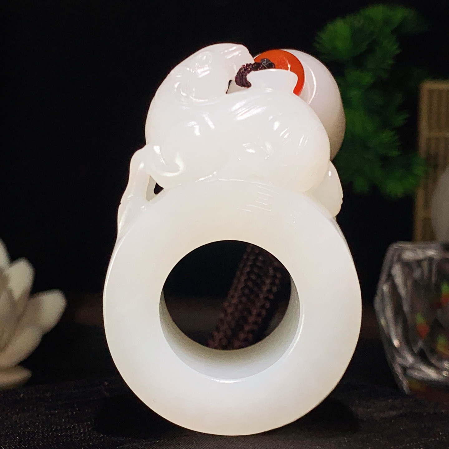 新疆和田玉羊脂白马到成功扳指把件 内径23尺寸61/41/20重101.8克 玉质细腻油润 底色纯净 脂粉好，品质好。lt260306