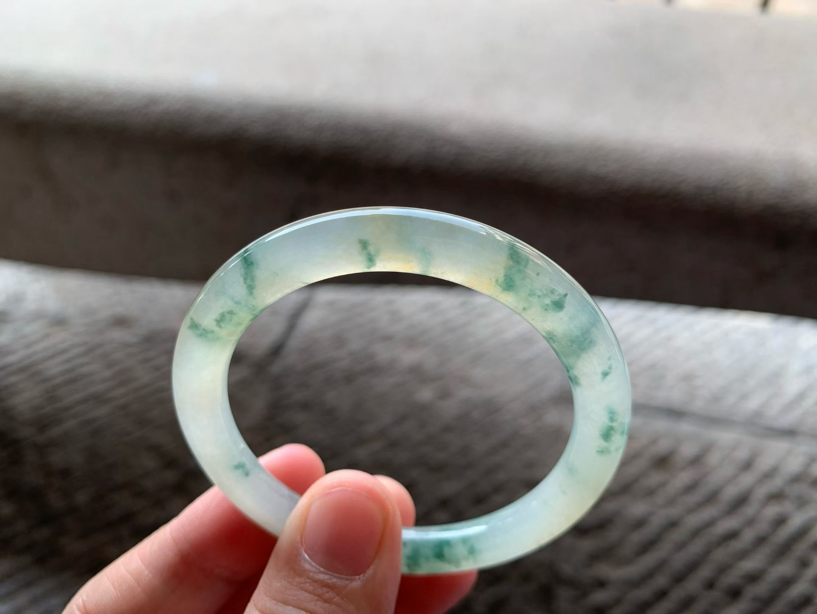 冰黄翡飘花圆条手镯
尺寸50*7*7.8 整体通体冰透，底子纯净细腻，水足充盈，胶润无比，花色灵气，清新雅致！