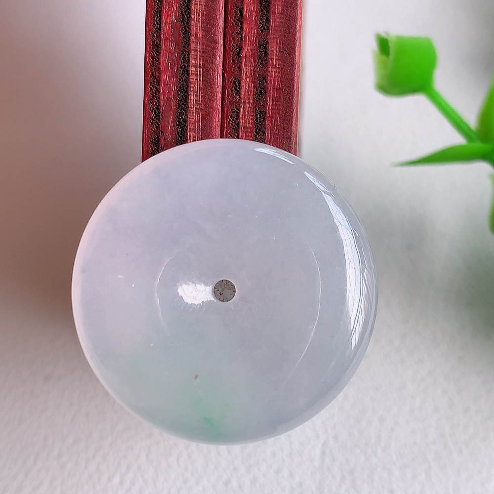 冰润平安扣吊坠，厚装饱满，冰润剔透，细腻水足，种质润泽，飘花灵动，佩戴优雅大气，W140.7   尺寸：26-5.5mm