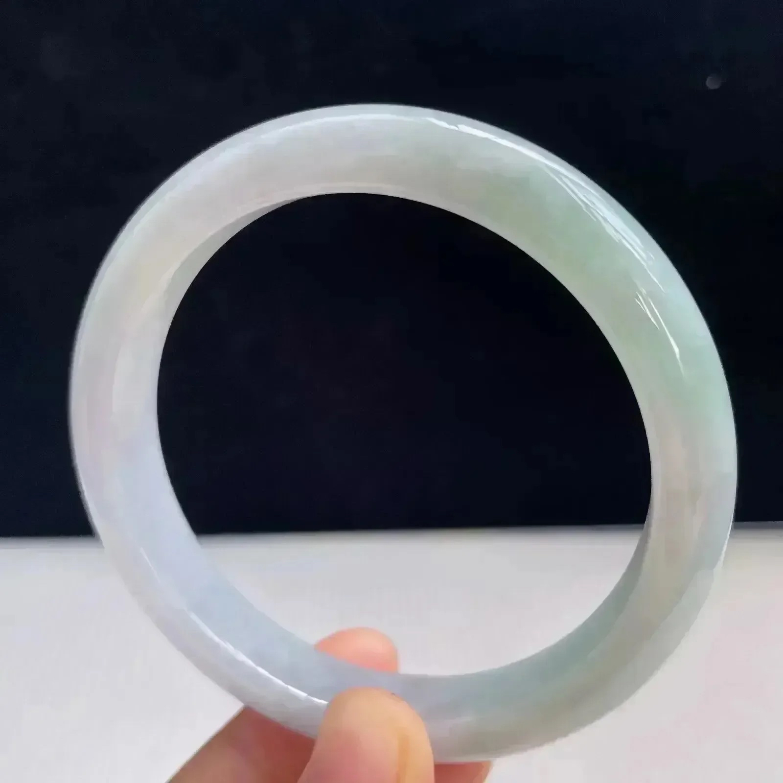 自然光拍摄天然翡翠A货飘绿好种水58mm正圈手镯 45.16克