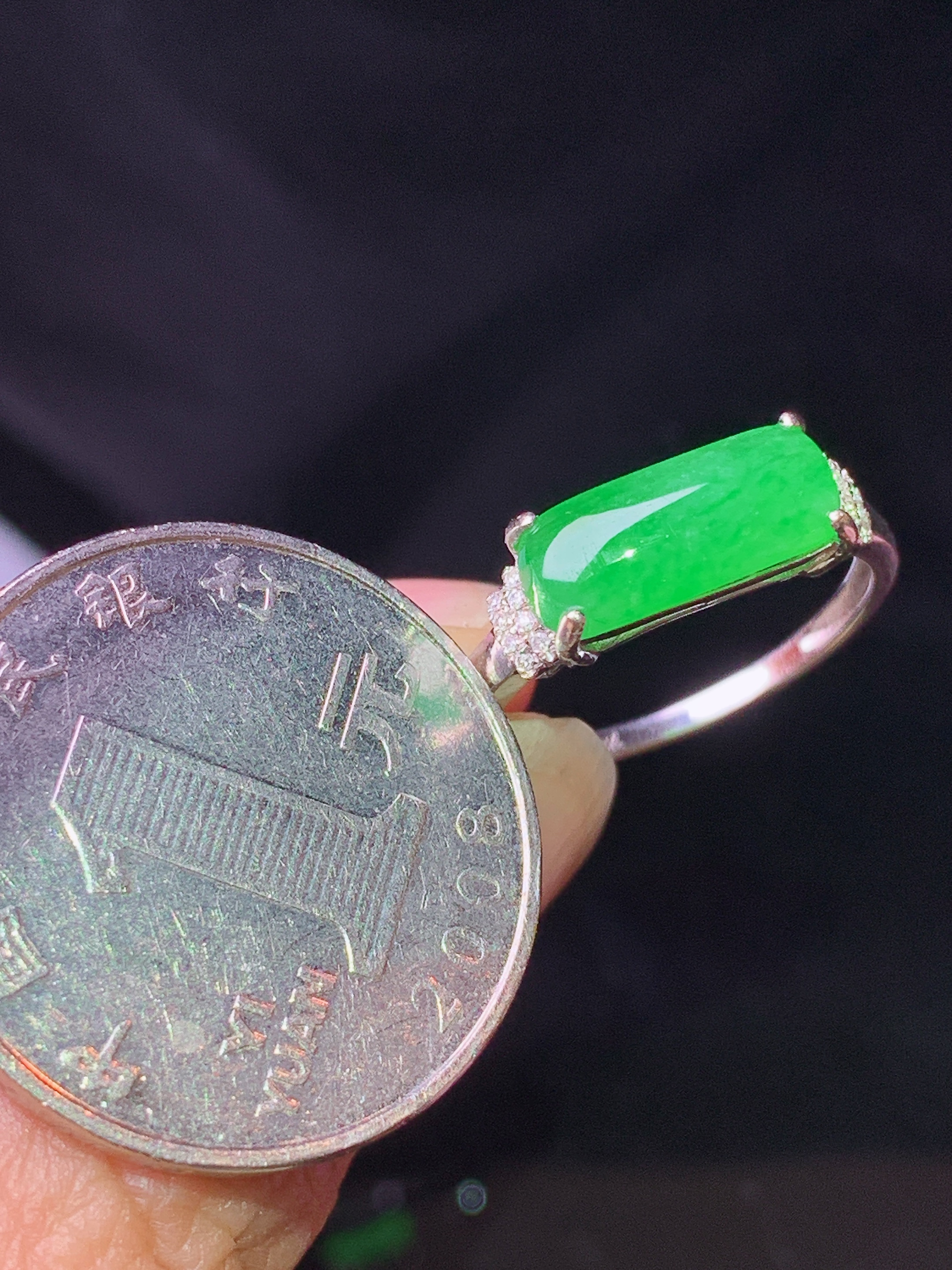 18k金钻镶嵌满绿玉柱戒指  玉质细腻 色泽艳丽清新 水润亮眼 圈口14.5 整体尺寸12.6*5.3*3.5