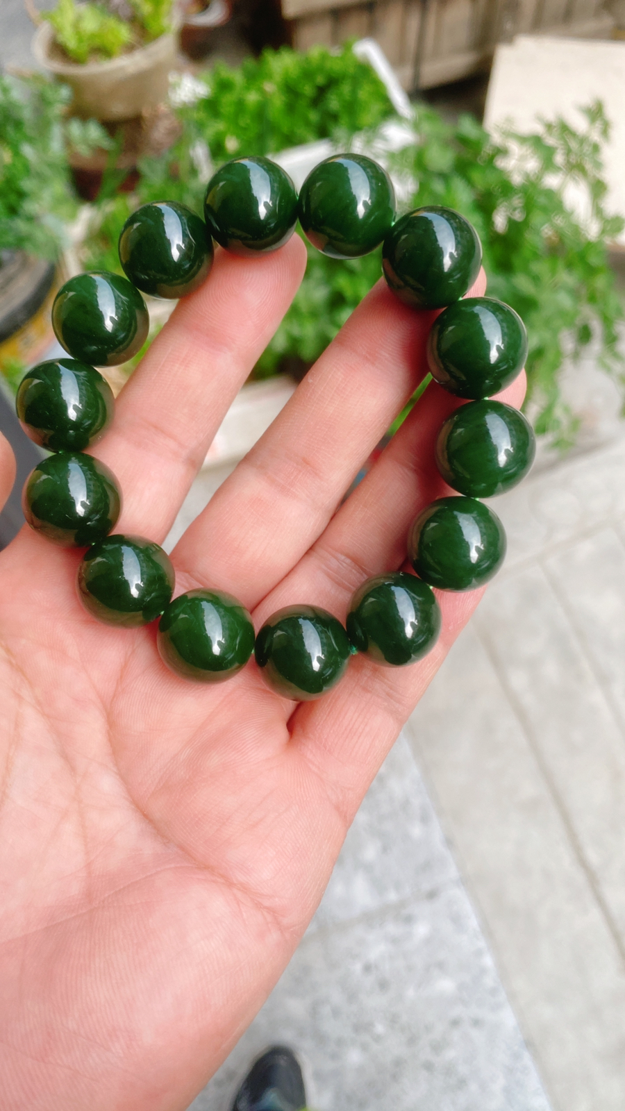 和田玉菠菜绿俄罗斯碧手串。单颗尺寸16重90.5克 玉质细腻油润底色纯净脂粉好品质好