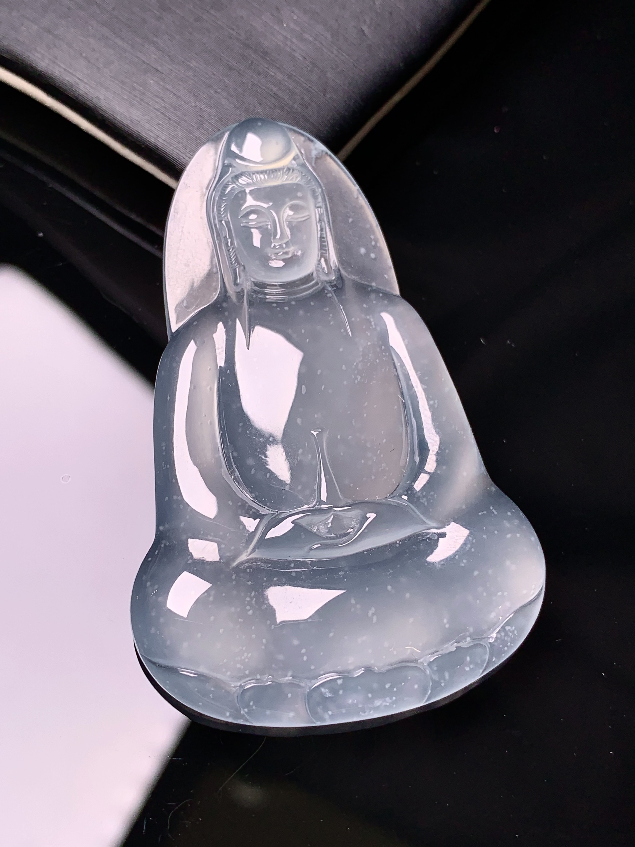 冰种素衣观音吊坠 玉质细腻 色泽艳丽清新 水润亮眼 整体尺寸52.3*34.2*5