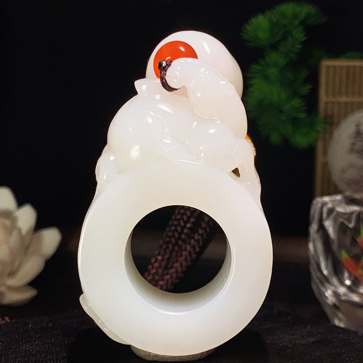 新疆和田玉羊脂白马到成功扳指把件 内径23尺寸61/41/20重101.8克 玉质细腻油润 底色纯净 脂粉好，品质好。lt260306