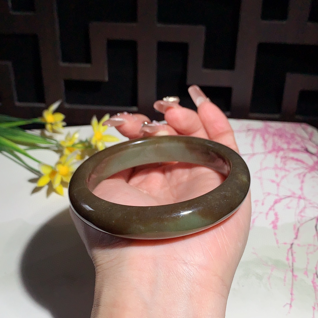 和田玉63圈口且末糖手镯！玉质细腻油润 底色纯净 无裂无黑 脂粉好，品质高。