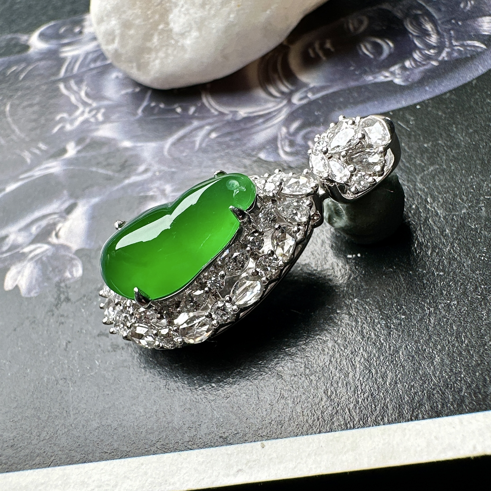 【冰种满绿葫芦吊坠】质地细腻，冰润起光，胶感强烈，冰感明显，18K金钻精美镶嵌，裸石尺寸14*8*3.8毫米