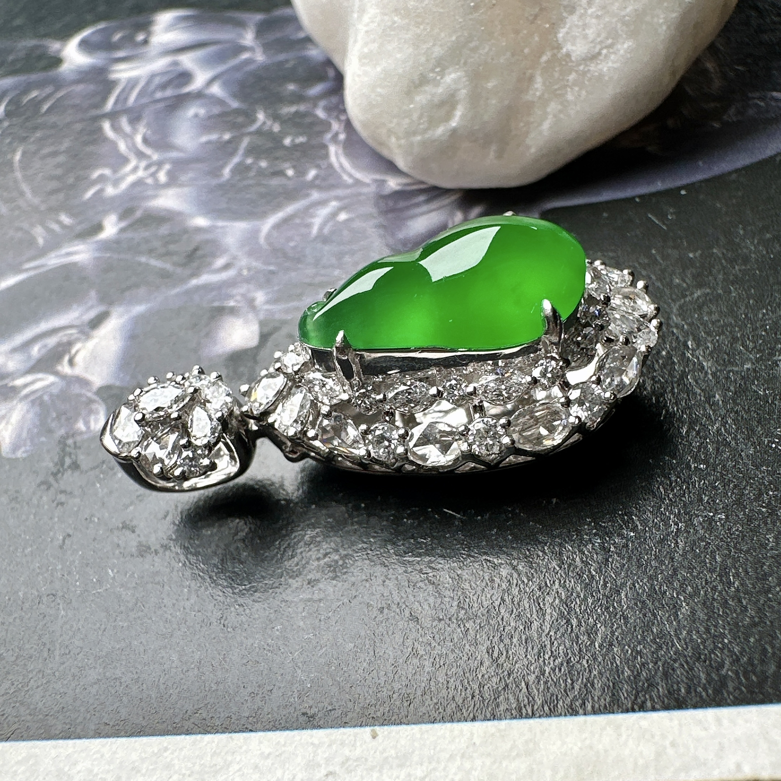 【冰种满绿葫芦吊坠】质地细腻，冰润起光，胶感强烈，冰感明显，18K金钻精美镶嵌，裸石尺寸14*8*3.8毫米