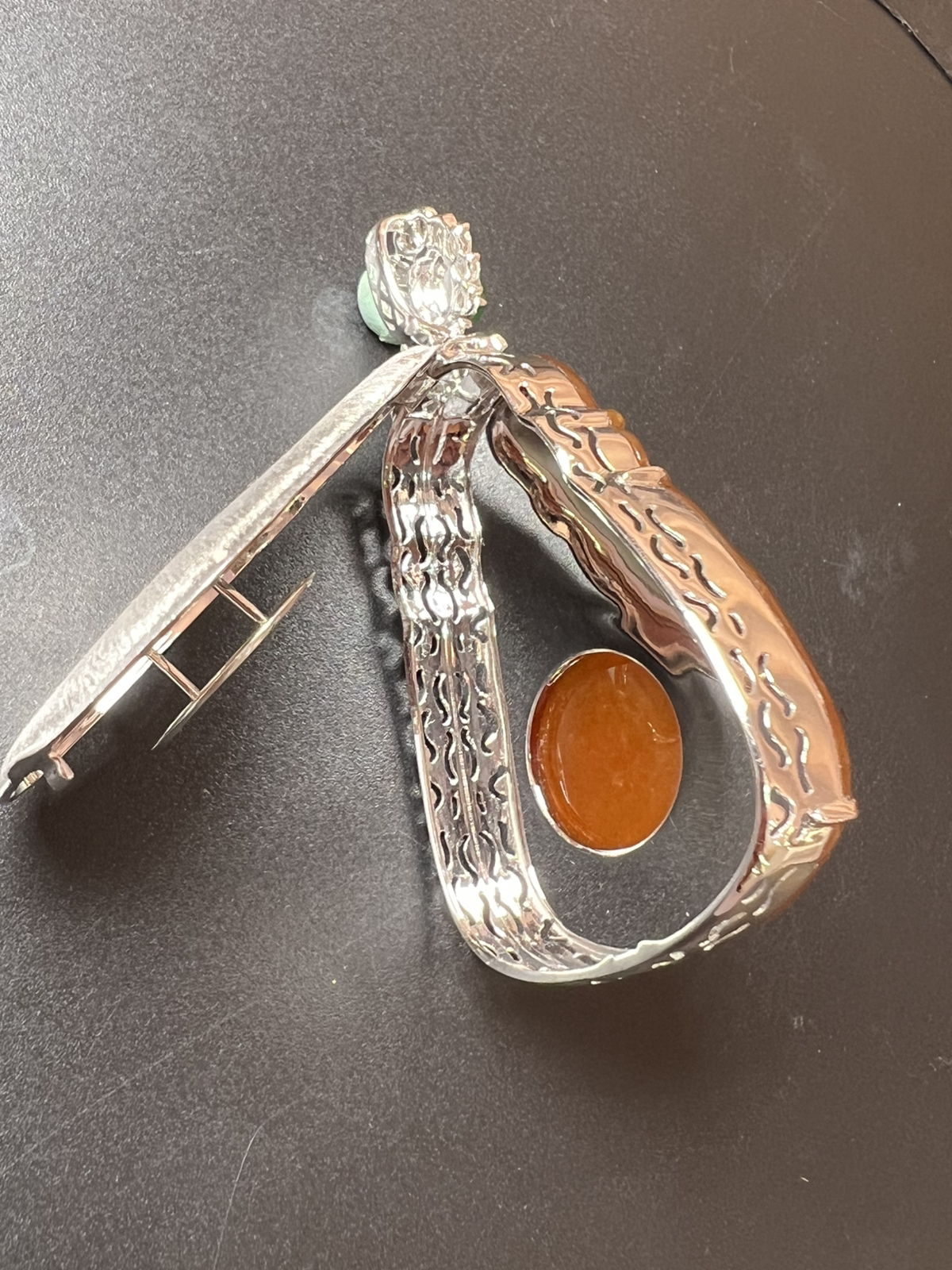 天然黄黄财神白底，质量杠杠滴。整体尺寸59*34.5*11.3。裸石尺寸44.2*34.5*4.2