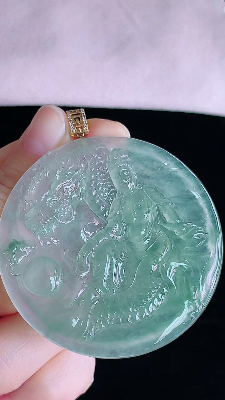 【翡翠名称】18K金扣头高冰晴御龙观音挂件
【翡翠尺寸】裸石55.3/5.5mm
【翡翠描述】宝贝种老水足，玉质细腻，色泽靓丽，性价比高，佩戴效果好！
【其它赠送】权威证书/精美挂绳盒子/支持全国复检