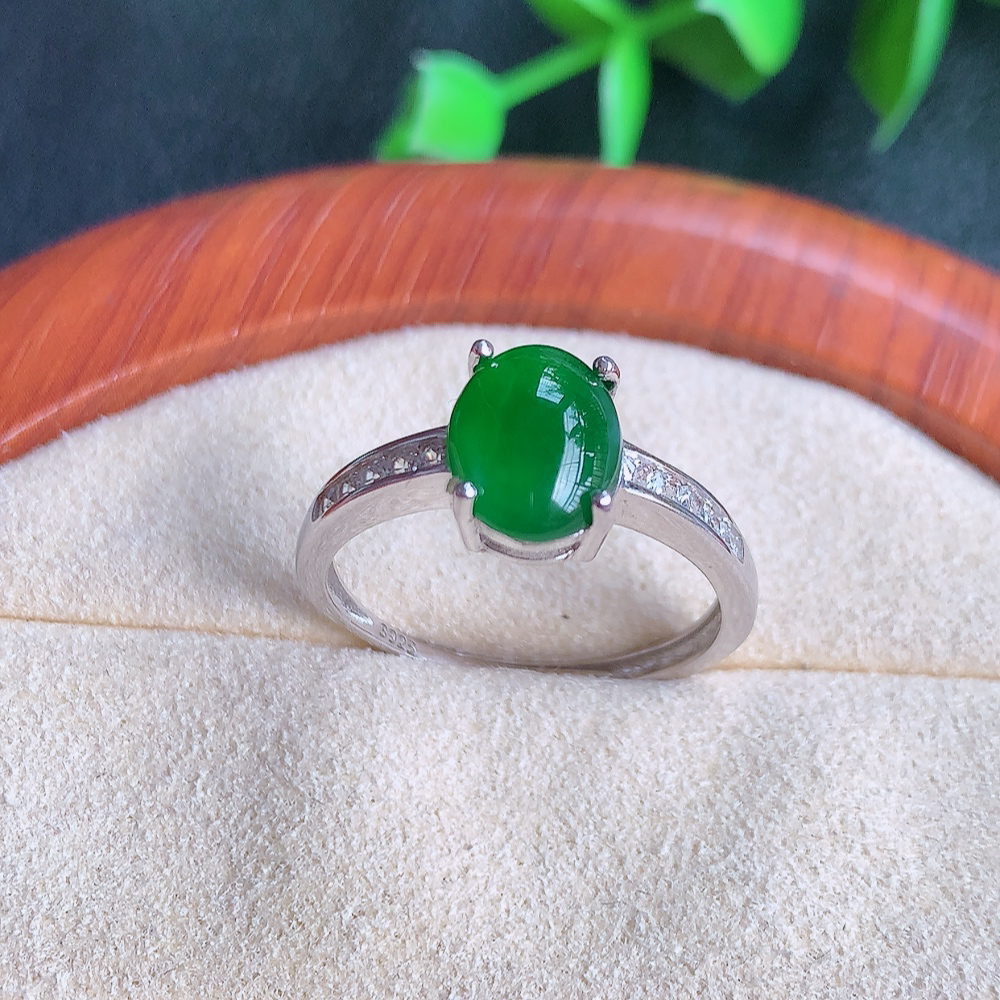 冰润满绿精美环形翡翠戒指  玉质细腻  冰清玉润  飘花灵动  颜色漂亮  W481.7 内径尺寸：18mm  裸石尺寸：9-7mm