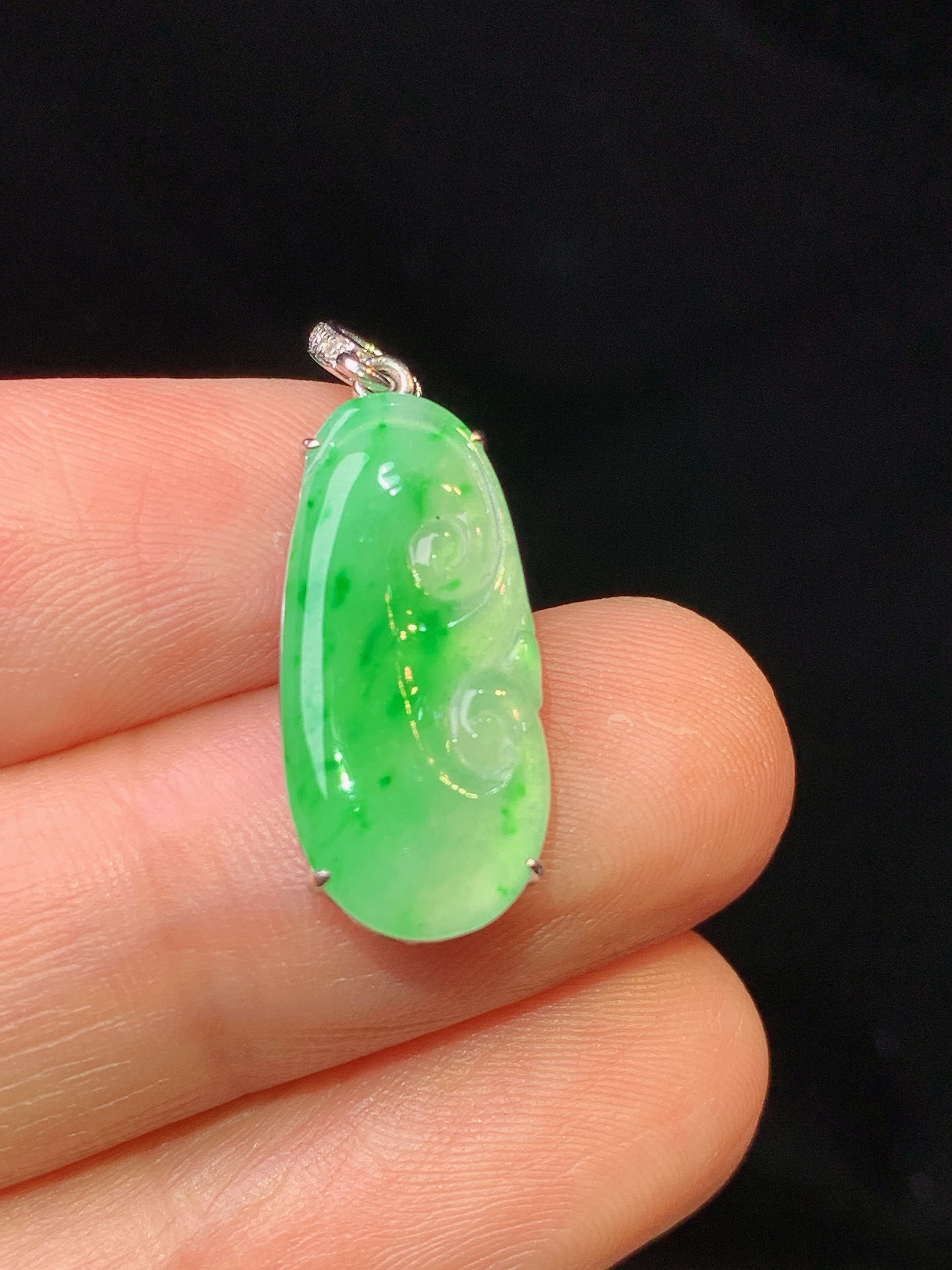 18k金钻镶嵌翠绿如意吊坠 玉质细腻 色泽艳丽清新 水润亮眼 整体尺寸26.8*9*3.8