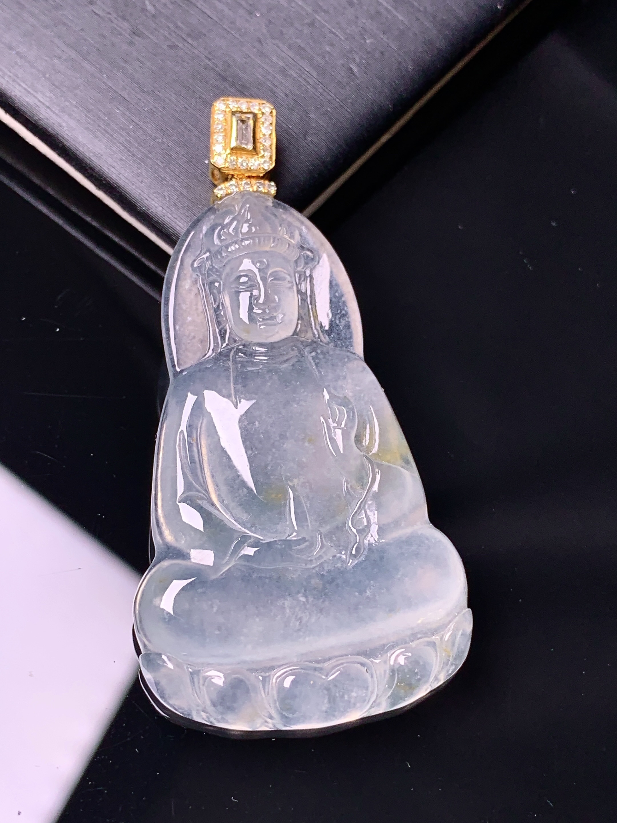 18k金钻镶嵌冰种观音吊坠 玉质细腻 色泽艳丽清新 水润亮眼 整体尺寸51.6*26*4.3