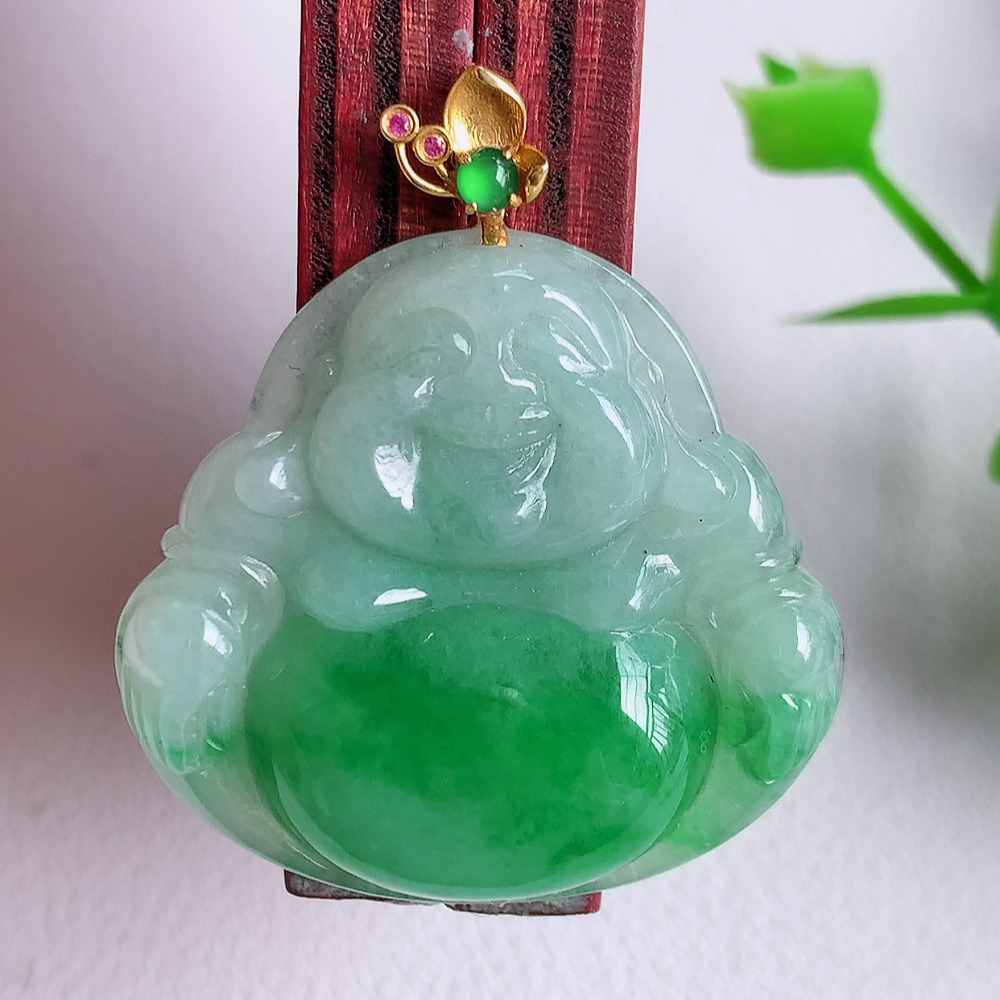 18k金扣冰润飘阳绿佛公挂件 玉质细腻  精雕弥勒佛，笑佛福耳垂肩，面相喜庆，开怀大笑，憨态可掬。惟