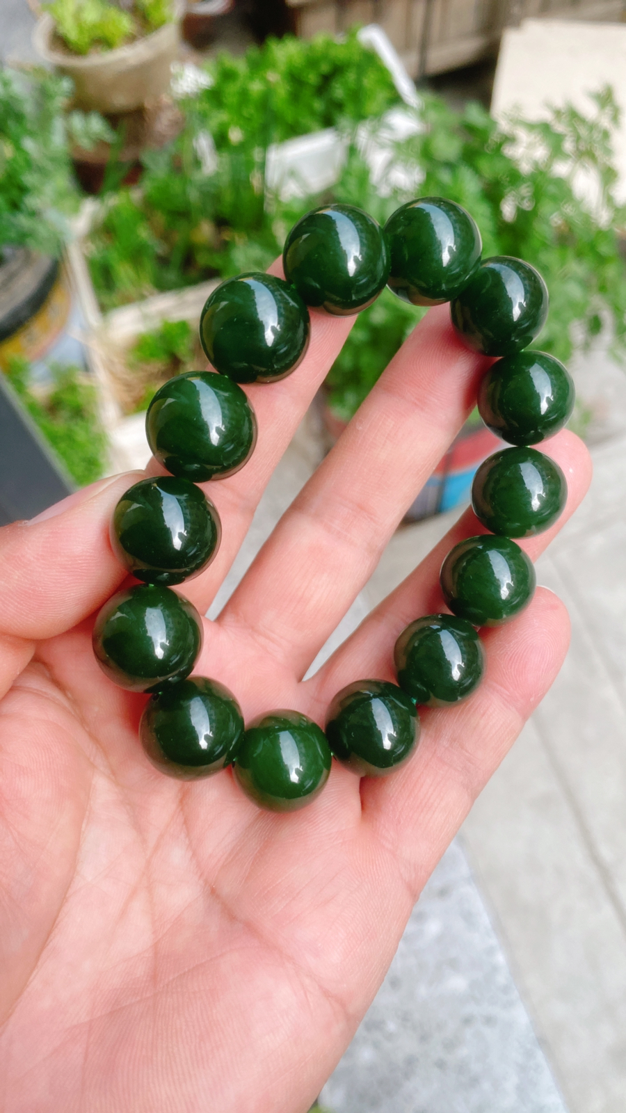 和田玉菠菜绿俄罗斯碧手串。单颗尺寸16重90.5克 玉质细腻油润底色纯净脂粉好品质好