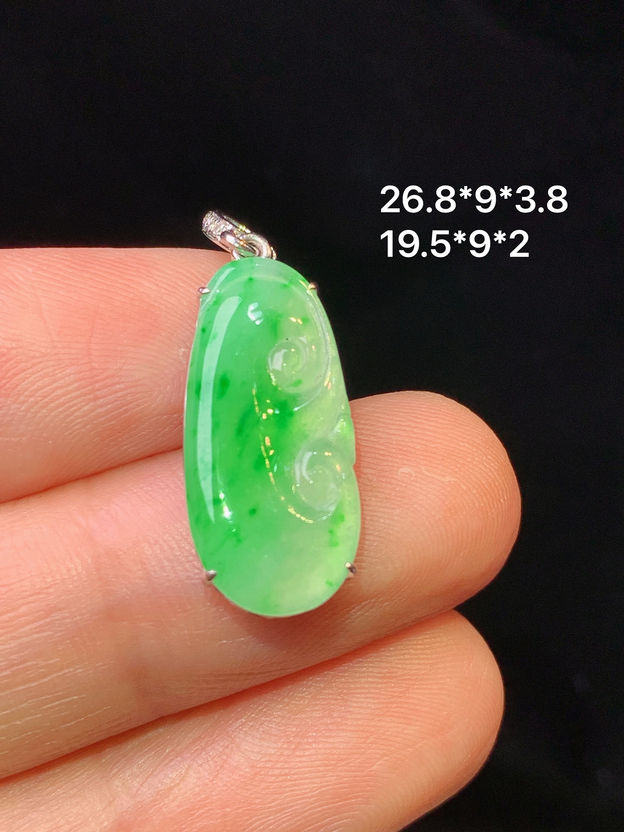 18k金钻镶嵌翠绿如意吊坠 玉质细腻 色泽艳丽清新 水润亮眼 整体尺寸26.8*9*3.8