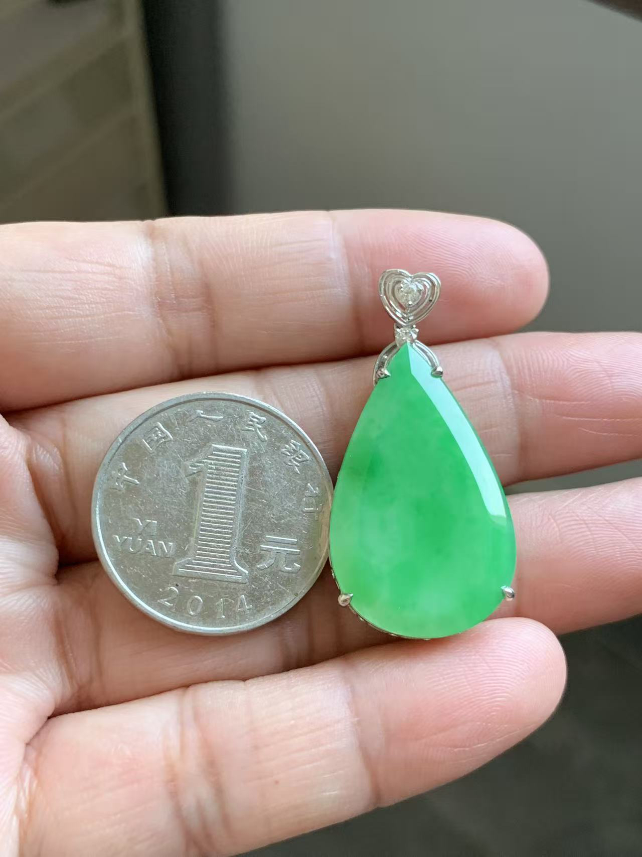 满绿水滴吊坠
裸石30.2*18.5*2.5 整体39.2*18.5*6.2
18k金钻石镶嵌