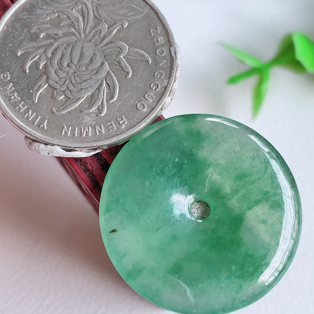 冰润飘花平安扣吊坠，厚装饱满，冰润剔透，细腻水足，种质润泽，飘花灵动，佩戴优雅大气，W140.7   尺寸：25.8-3.6mm