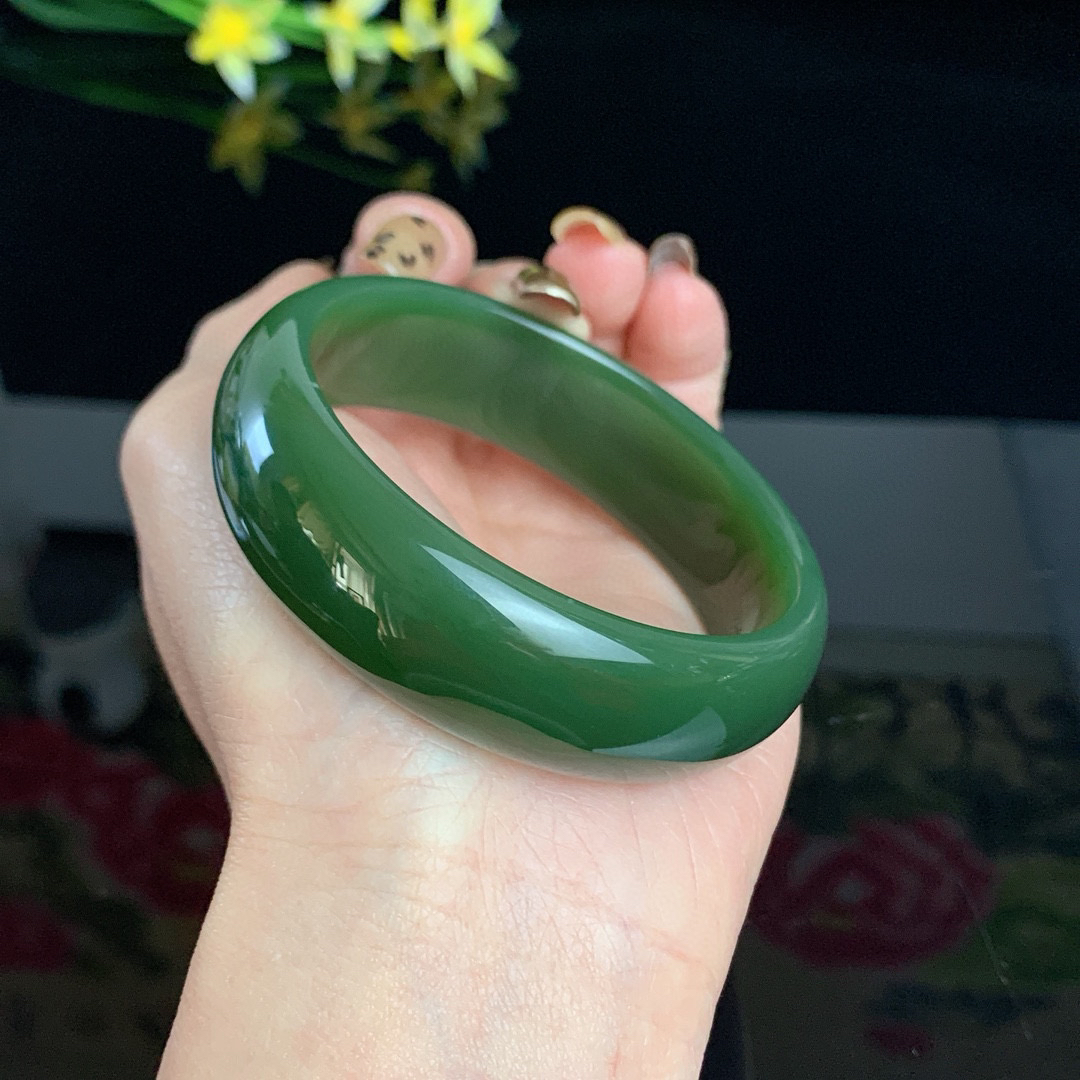 高细料，和田玉56.2圈口菠菜绿宽版碧玉手镯！玉质细腻油润 底色纯净 无裂无棉 脂粉好，品质高
