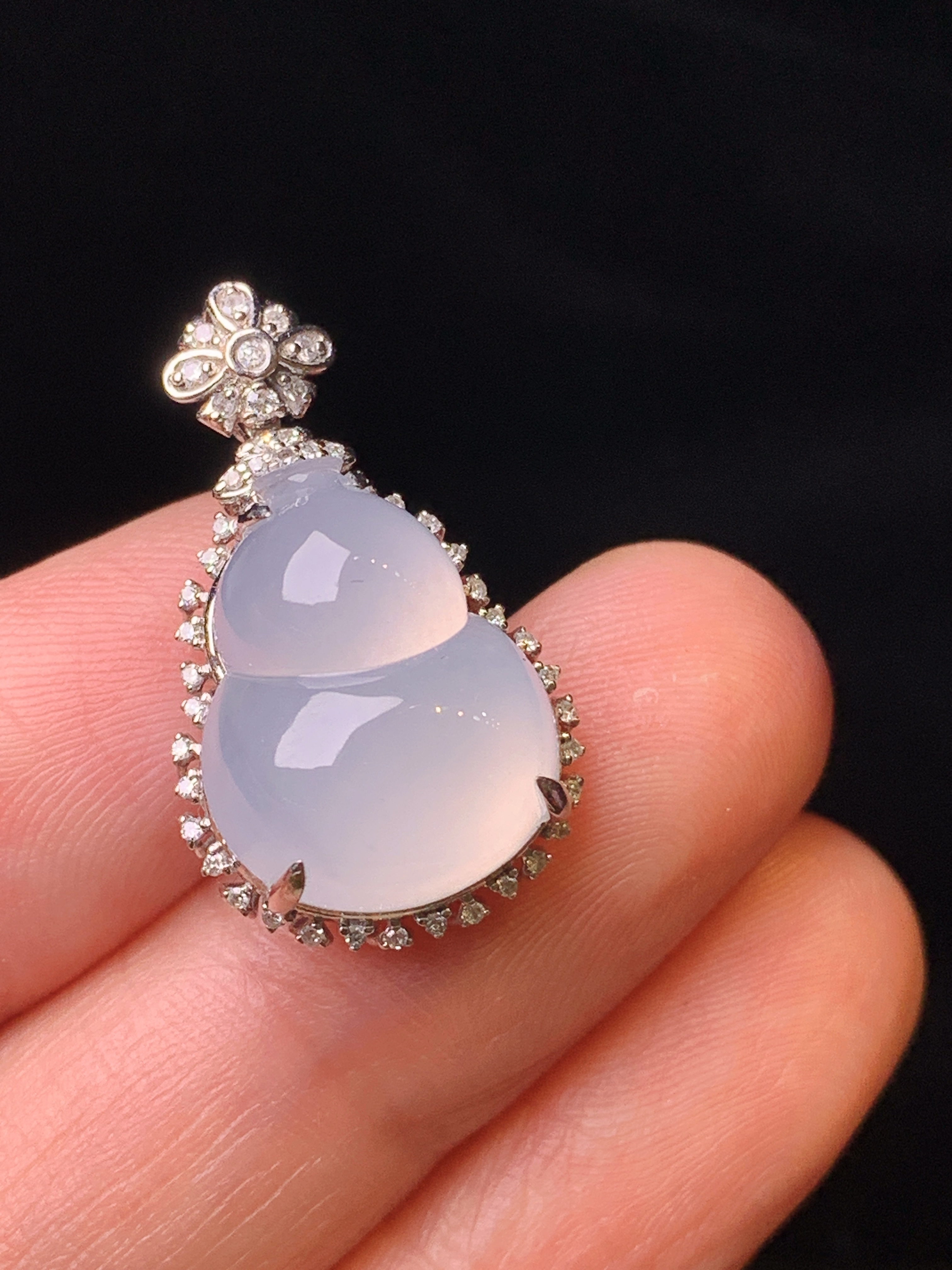 18k金钻镶嵌冰种葫芦吊坠 玉质细腻 色泽艳丽清新 水润亮眼 整体尺寸24.8*14.5*9.3