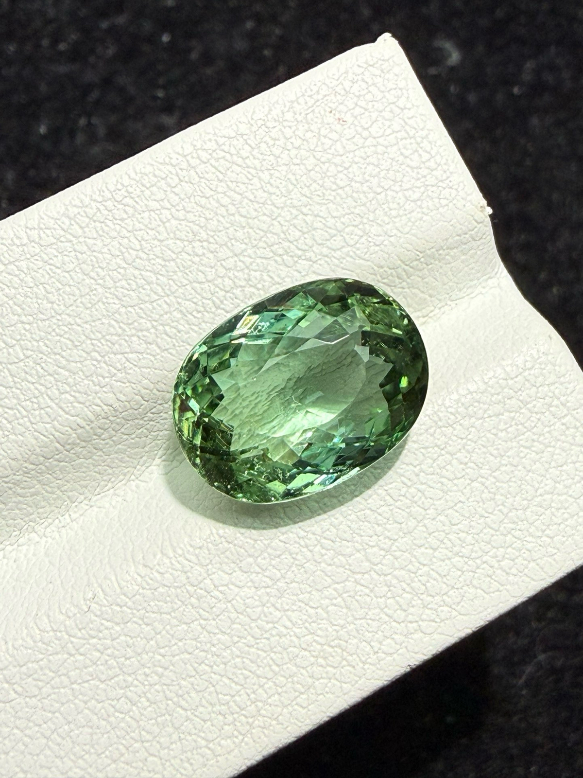 7.69ct天然绿碧玺裸石，尺寸13.3*10*7.6 毫米，晶体通透，颜色美艳