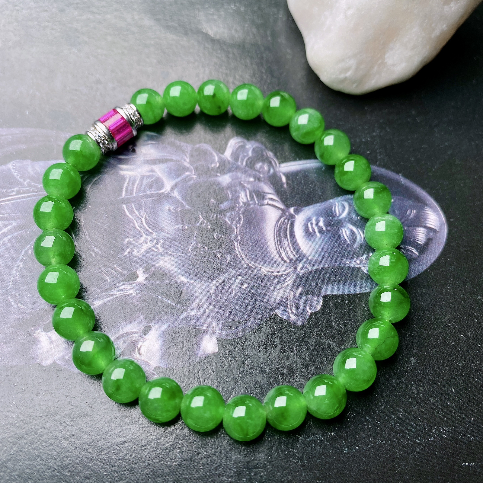 【冰种满绿圆珠手串】冰感十足，通透闪亮，颜色很艳丽，收藏品质，推荐入手。直径6.5之间