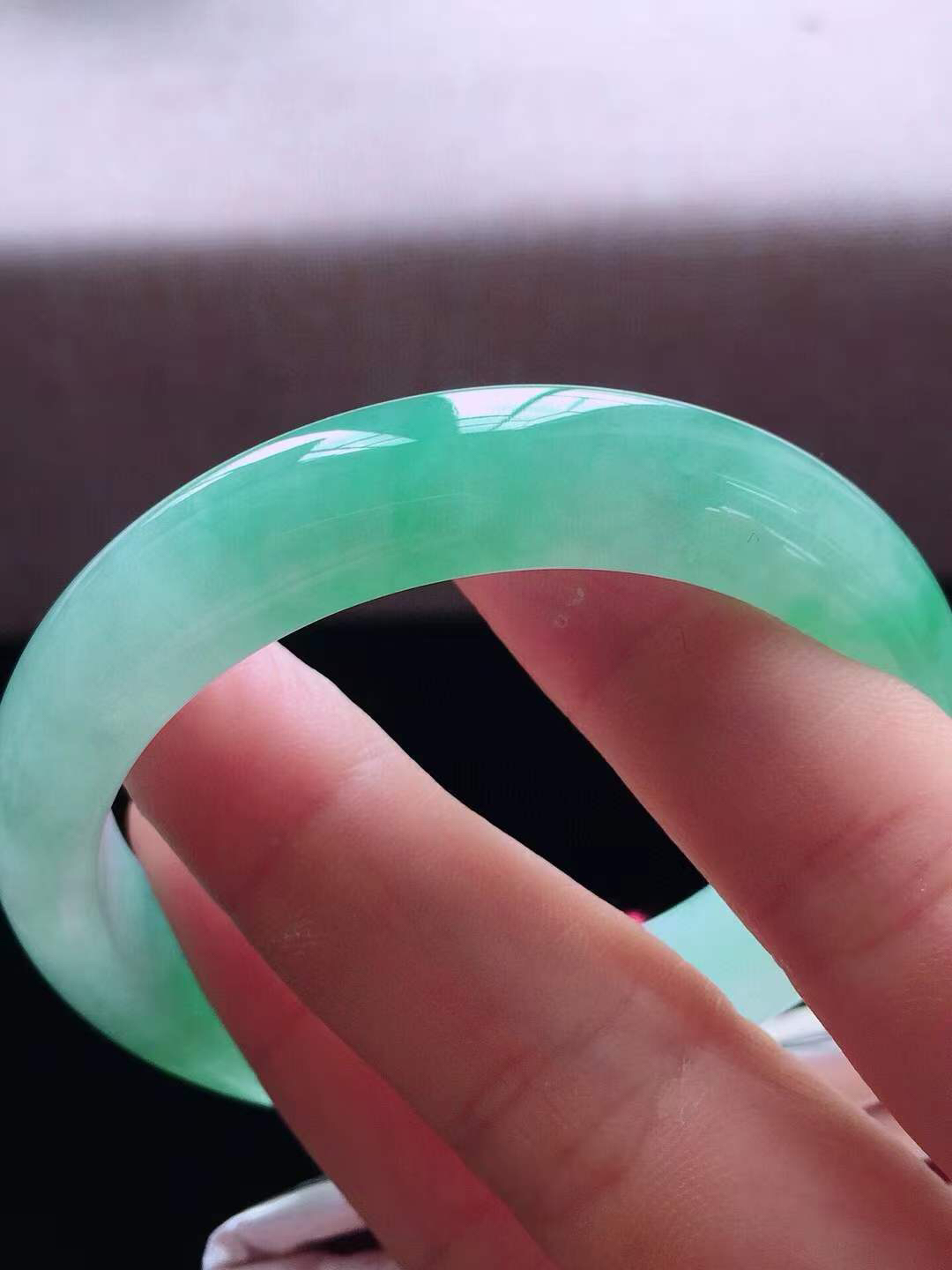 【翡翠名称】老种冰飘绿53.5正圈口手镯
【翡翠尺寸】53.5*12*7.5mm适合52.5-55正圈口佩戴
【翡翠描述】宝贝种老水足，玉质细腻，色泽靓丽，性价比高，佩戴效果好！
【其它赠送】权威证书/精美挂绳盒子/支持全国复检