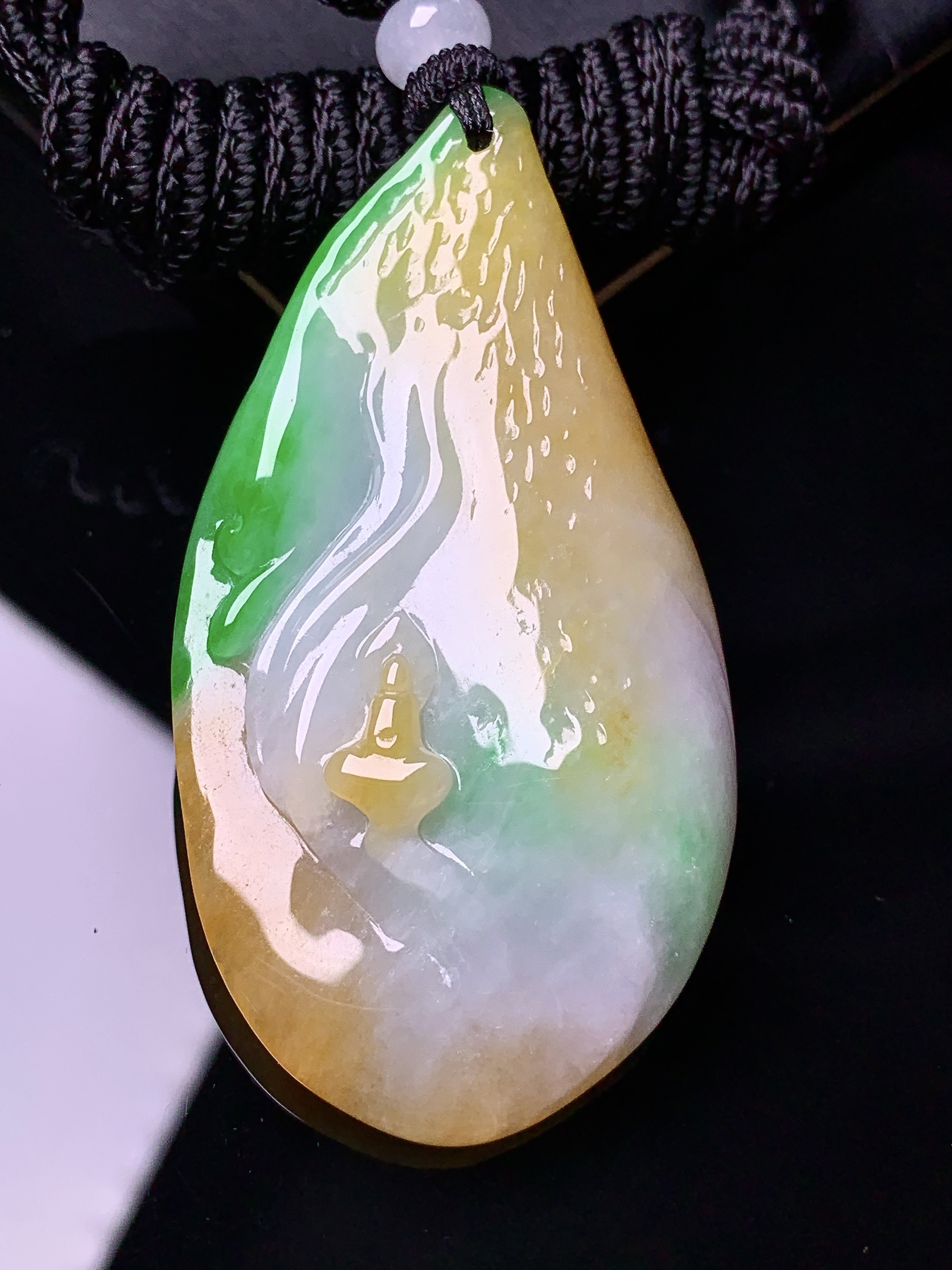 飘黄绿翡悟道吊坠 玉质细腻 色泽艳丽清新 水润亮眼 整体尺寸57.8*30.5*9.3