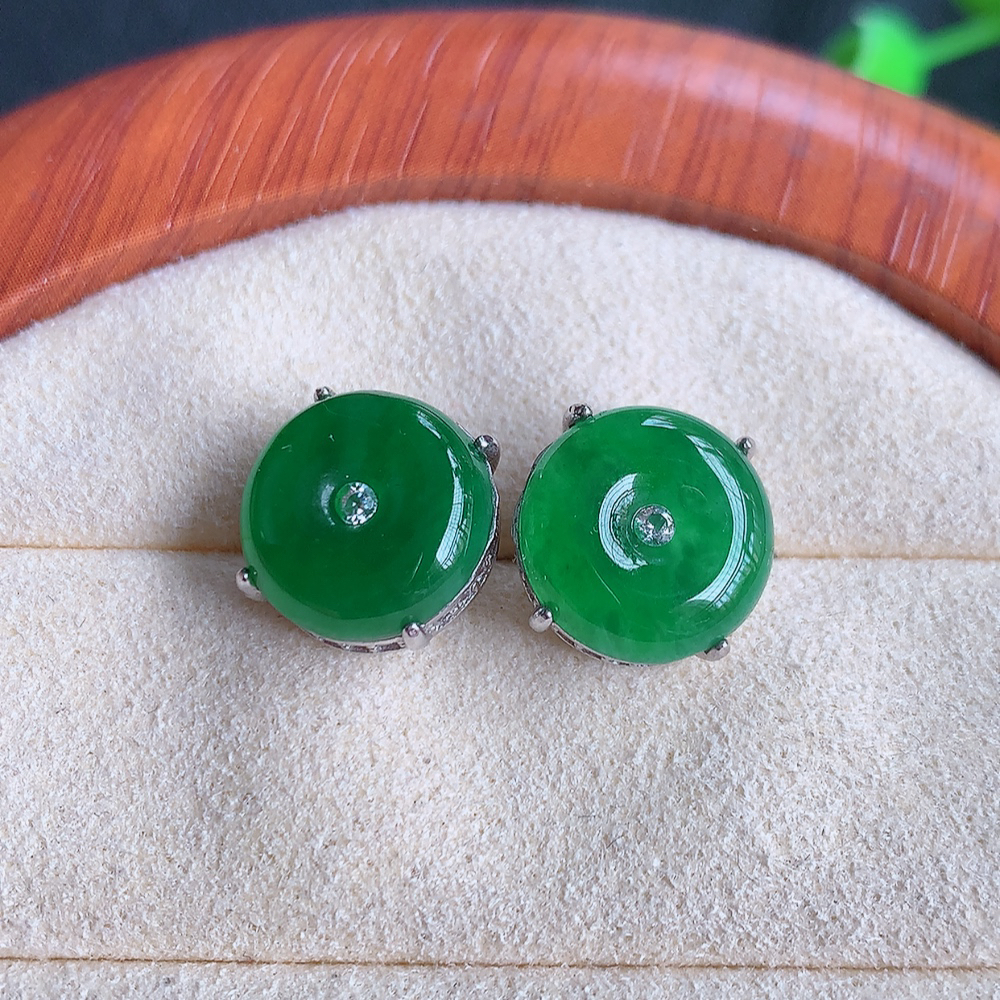 冰透满绿翡翠925银镶嵌耳钉，自然光实拍，翠色灵动，颜色漂亮，种老水足，品相佳，佩戴佳品！W481.