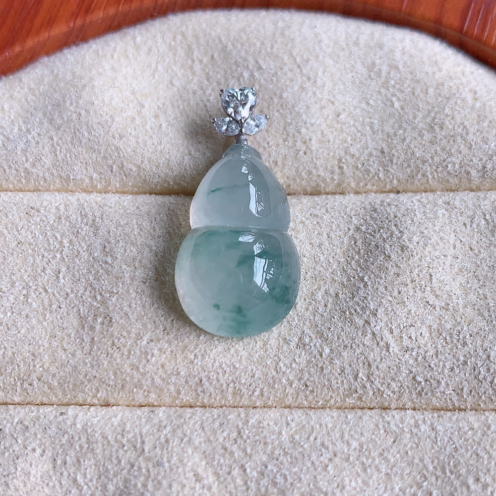 18k金伴钻冰润飘花葫芦翡翠吊坠  寓意“福禄双全，加官进爵，财源滚滚” 莹润通透，抱满大气  清新脱俗    W142.7  整体尺寸：21-10-5.8mm   裸石尺寸：16-10-5.8mm