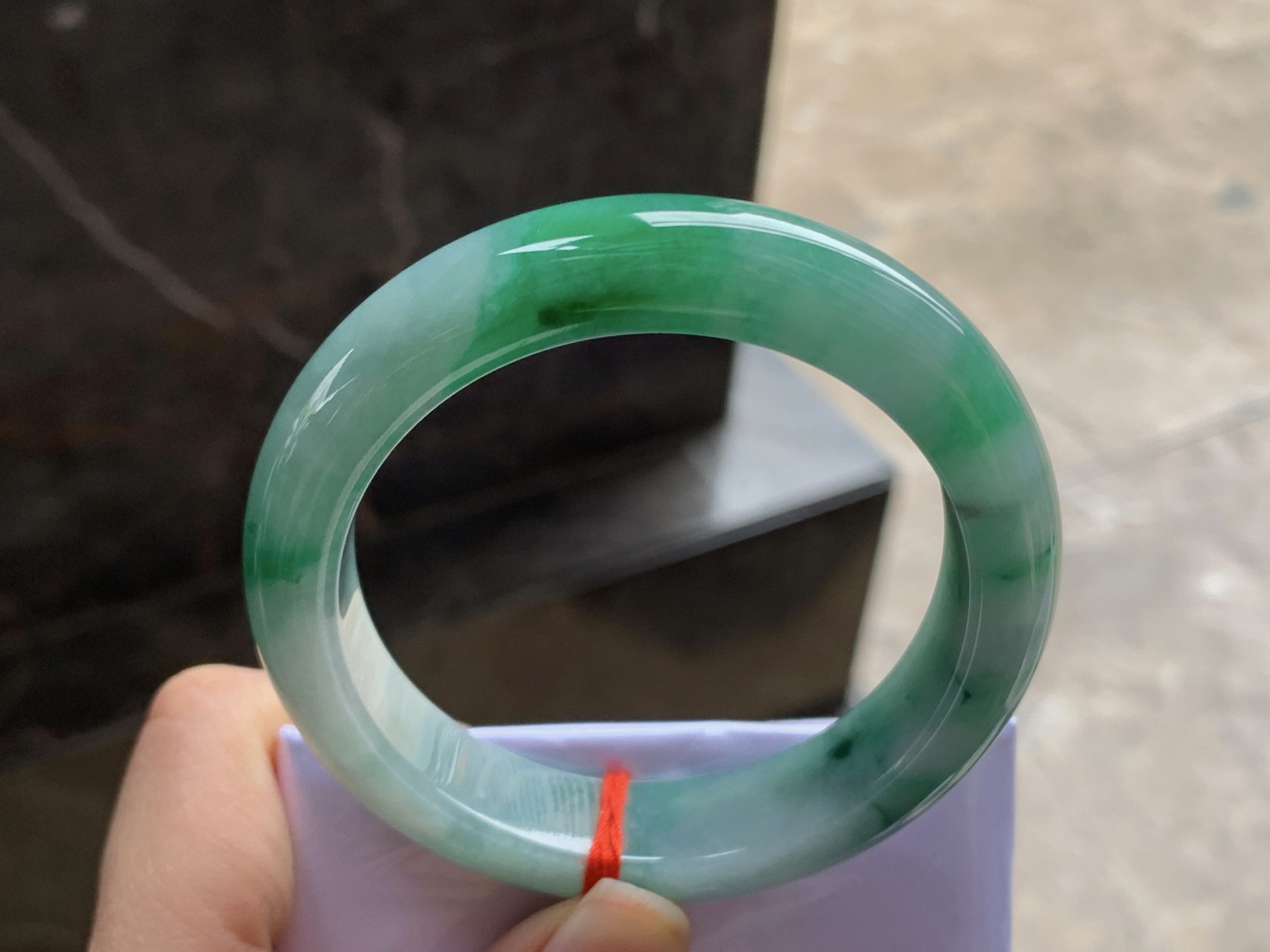 53.5-12.4-9

浓绿色手镯^_^颜色鲜艳 玉质温润