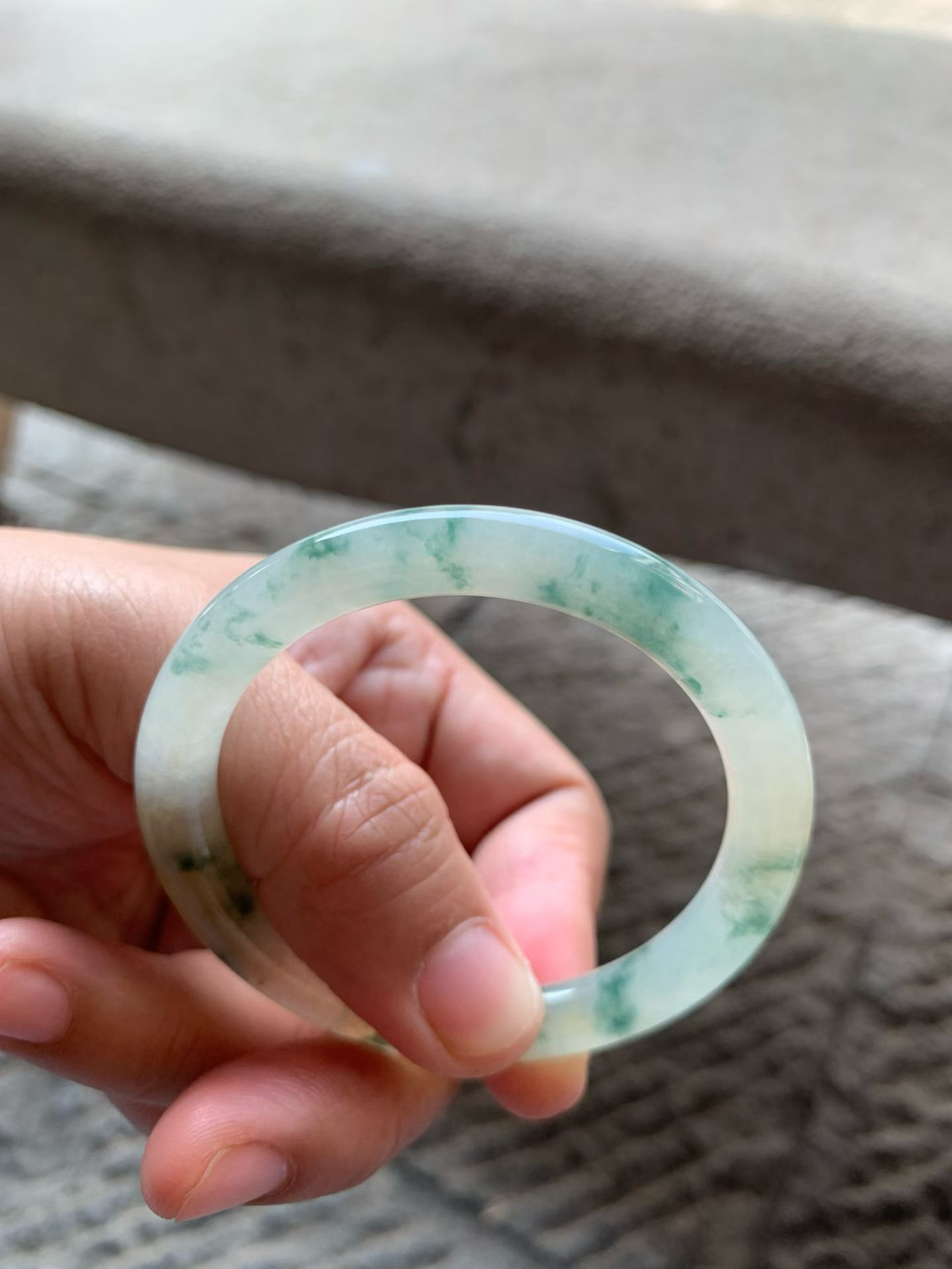 冰黄翡飘花圆条手镯
尺寸50*7*7.8 整体通体冰透，底子纯净细腻，水足充盈，胶润无比，花色灵气，清新雅致！